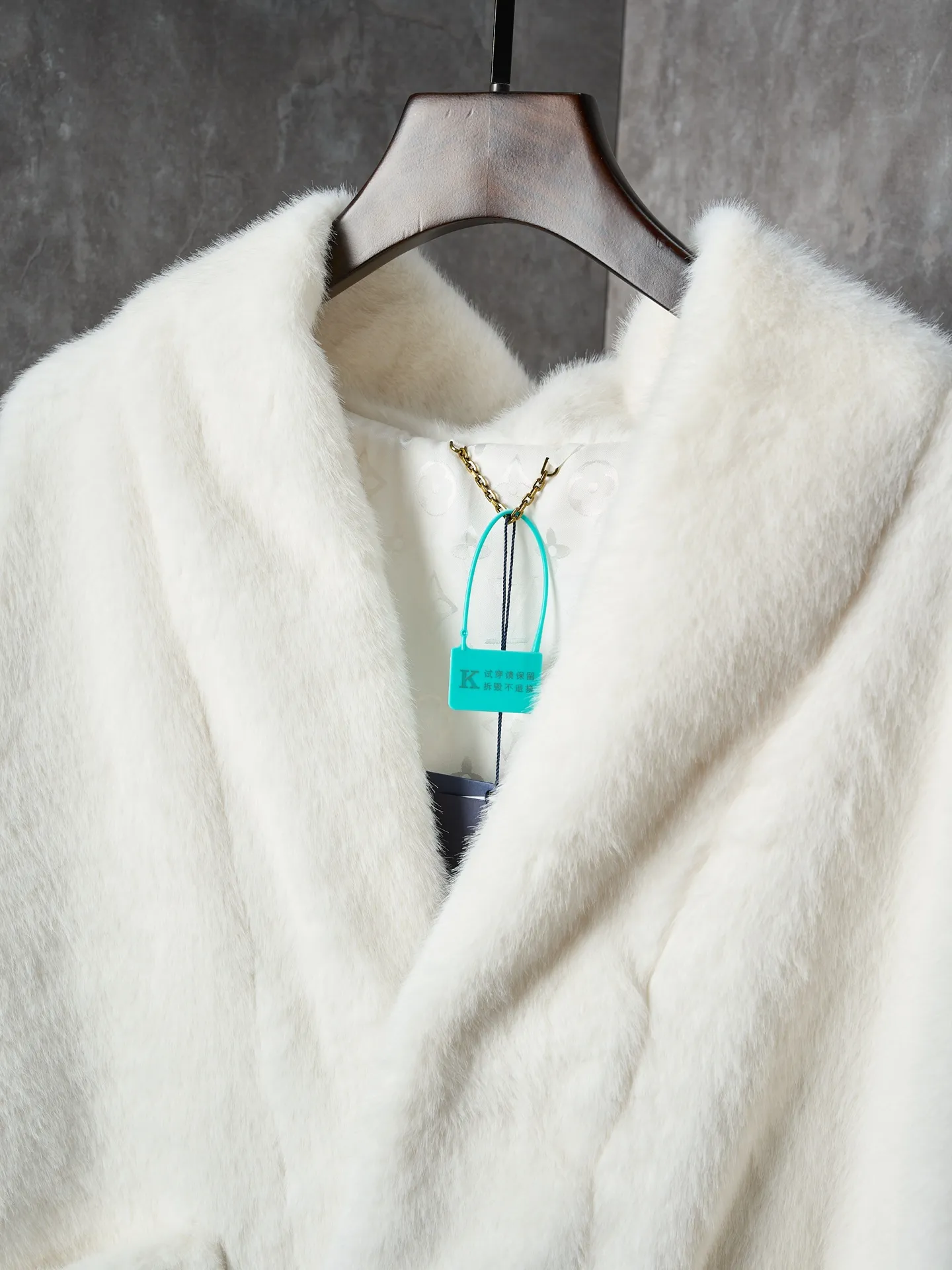 💰360【实物挂拍】LV/路易威登 Nigo联名系列水貂毛V领和服式皮草外套 【现货】46 48 50 52 面料选用北美优质水貂毛，经过手工分拣筛选，确保毛针长度、绒毛密度均匀一致，触感柔滑且光泽感强。剪裁采用无衬里极简结构，通过手工对缝拼接，避免车线痕迹破坏整体质感；领口做了宽幅翻折设计，边缘用隐形手工针脚收边，自然垂坠不生硬。袖口是同材质毛面翻边，内侧加了薄衬布定型，既保持蓬松感又不易变形；口袋为嵌式设计，开口边缘手工锁边，与衣身纹理无缝衔接。内里搭配品牌专属缎面衬里，标签通过定制挂链固定，细节处体现高定工艺标准。整体走线平直细腻，面料舒适柔软，颜色一致无色差 能与同款搭配营造时尚造型，驾驭各种场合，定制辅料，三标齐全，男女同款！