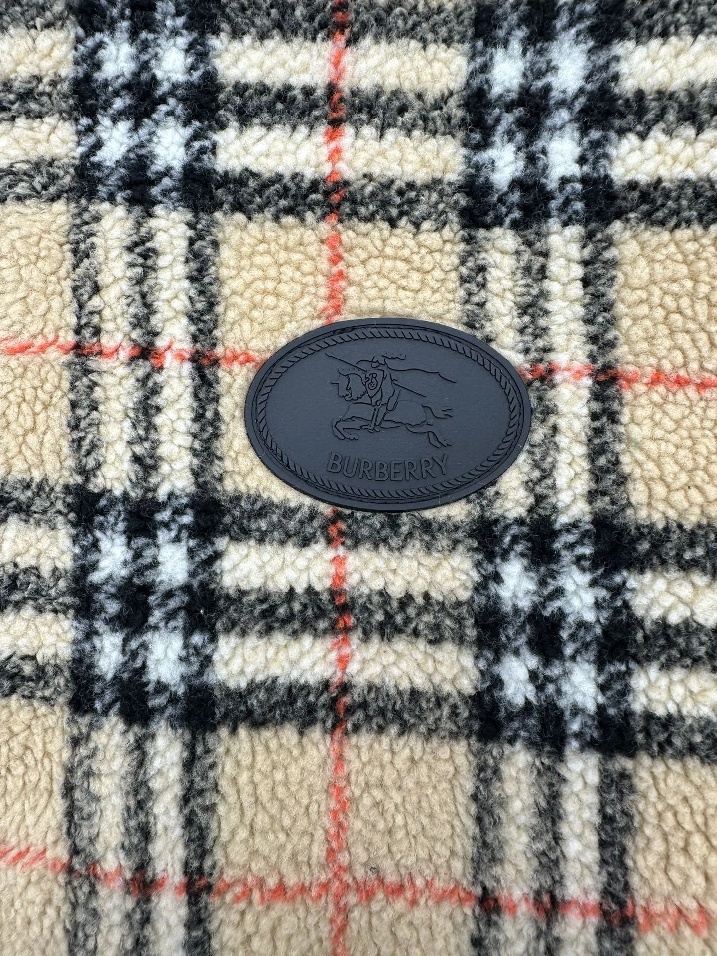 P280 巴宝莉 25ss新款格纹羊毛羊绒混纺绒头夹克选用柔软的羊毛羊绒混纺绒头面料打造,装饰针织 Burberry 格纹。搭配轻盈网眼内衬,融入骑士印章贴花,灵感源自 1980 年代典藏图案。呈现休闲版型,采用抽绳腰部设计,可调节打造不同造型。码数:S.M.L.XL.