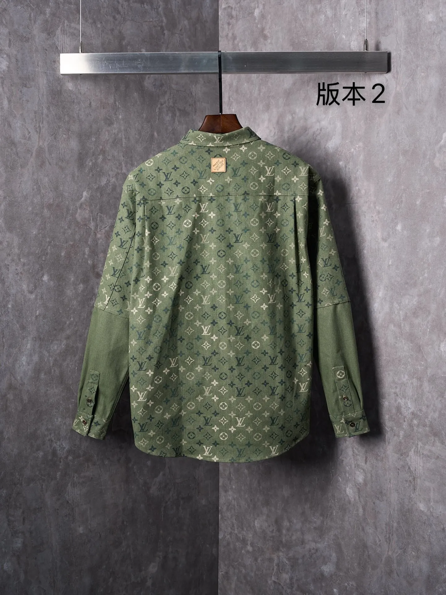 💰280【实物挂拍】LV/路易威登 翻领满印工装夹克式衬衫 【现货】S M L XL 正品16000购入,定染50支平纹双股珠地帆棉布,定位裁床,数码直喷,定制1:1纽扣,定制1:1皮标,定制1:1商标,宽松版型