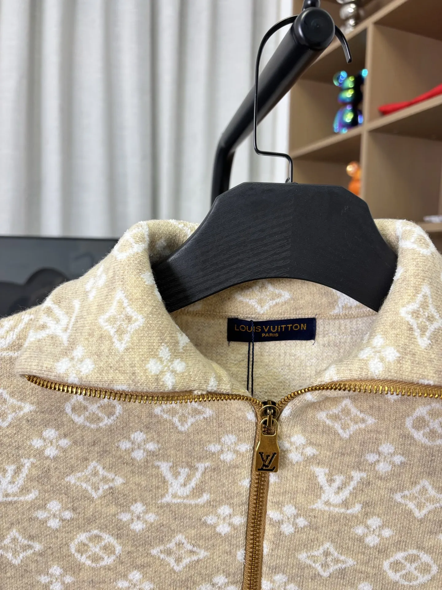 p185💰 款号:DC272# LV路易威登顶级版本SKI系列纯羊毛半开衫套头polo毛衣 顶级版本!新款纯羊毛 全衣高品质德国进口机器制作 三种机器 三种织法 工艺复杂程序繁琐 定制款对色定染纯羊毛高克重高密度超高品质,毛料柔软细腻亲肤,触感软糯丝滑!克重1斤多 颜色:燕麦杏色 尺码:S-M-L-Xl【图9️⃣尺码表】