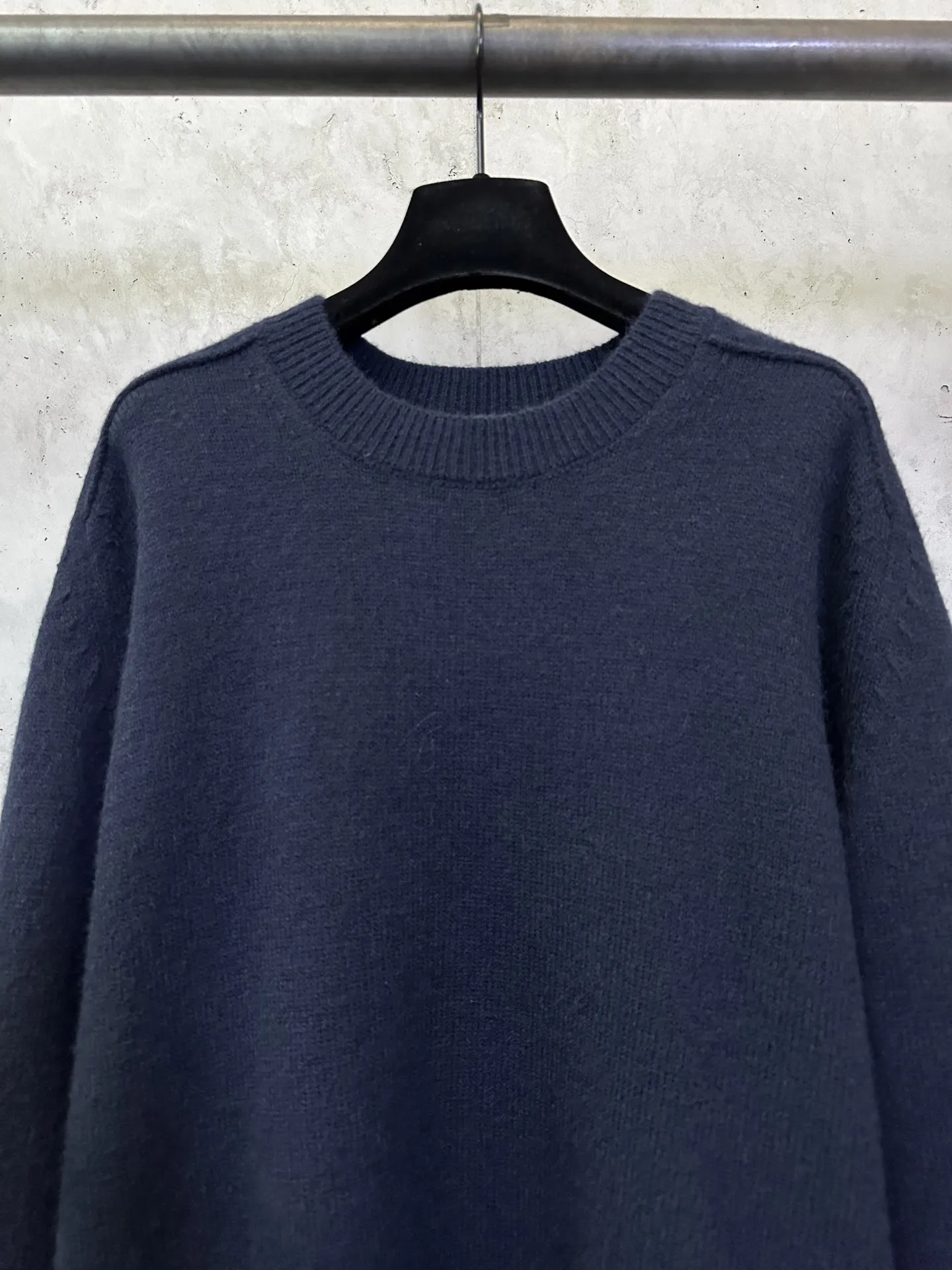 💰200 BURBERRY巴宝莉 26SS 纯色圆领羊绒针织衫 面料：采用定染18支双股羊毛混纺毛料 建议干洗（本产品为毛料织造而成不易机洗）定制五金 螺纹 辅料 对版对位 男女同款 -Color: 宝蓝色 -Size: S M L XL