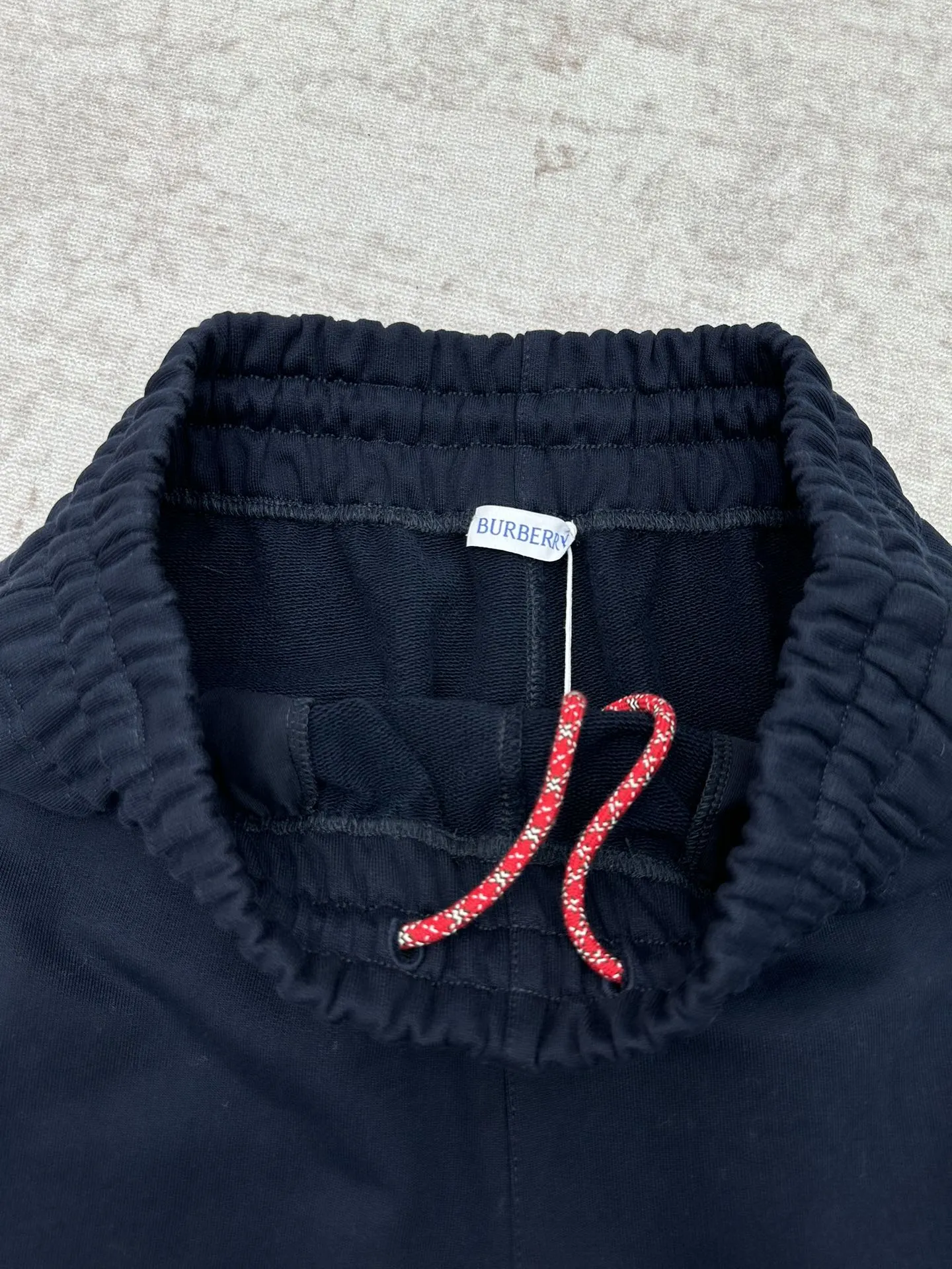 P195 巴宝莉 25ss新款棉质慢跑裤选用轻盈翻面绒棉质面料打造,呈现休闲版型。点缀新季马术骑士徽标(EKD)素描刺绣,融入金属感纱线。此件精品出自品牌新禧贺岁胶囊系列,礼赞马年新春。 码数:S.M.L.XL.