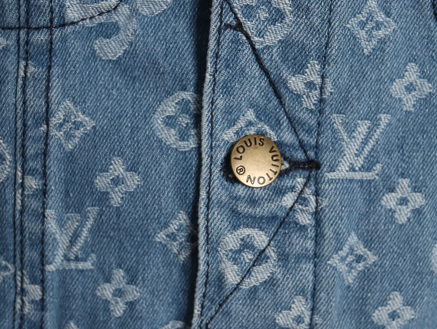 兔子上新 P160 Louis vuitton x Supreme LV路易威登SUP联名 满印牛仔夹克 过去L家并无与街头品牌联名的先例,街头潮牌与奢品潮牌的结合,强强联手再次缔造出时尚潮流的顶端。 此款前面双品牌印花,在工艺方面采用了涂鸦式加爆裂纹,使双品牌都采用了各自惯用的印花效果,爆裂纹的效果也是随着衣服穿的次数与洗的次数而变的更多 也是2024街头潮流方向!男女同款 颜色:水洗黑色/水洗浅蓝 尺码:M-XL M 衣长69.5胸围118袖长64 L 衣长71.0胸围122袖长66 XL 衣长72.5胸围126袖长68