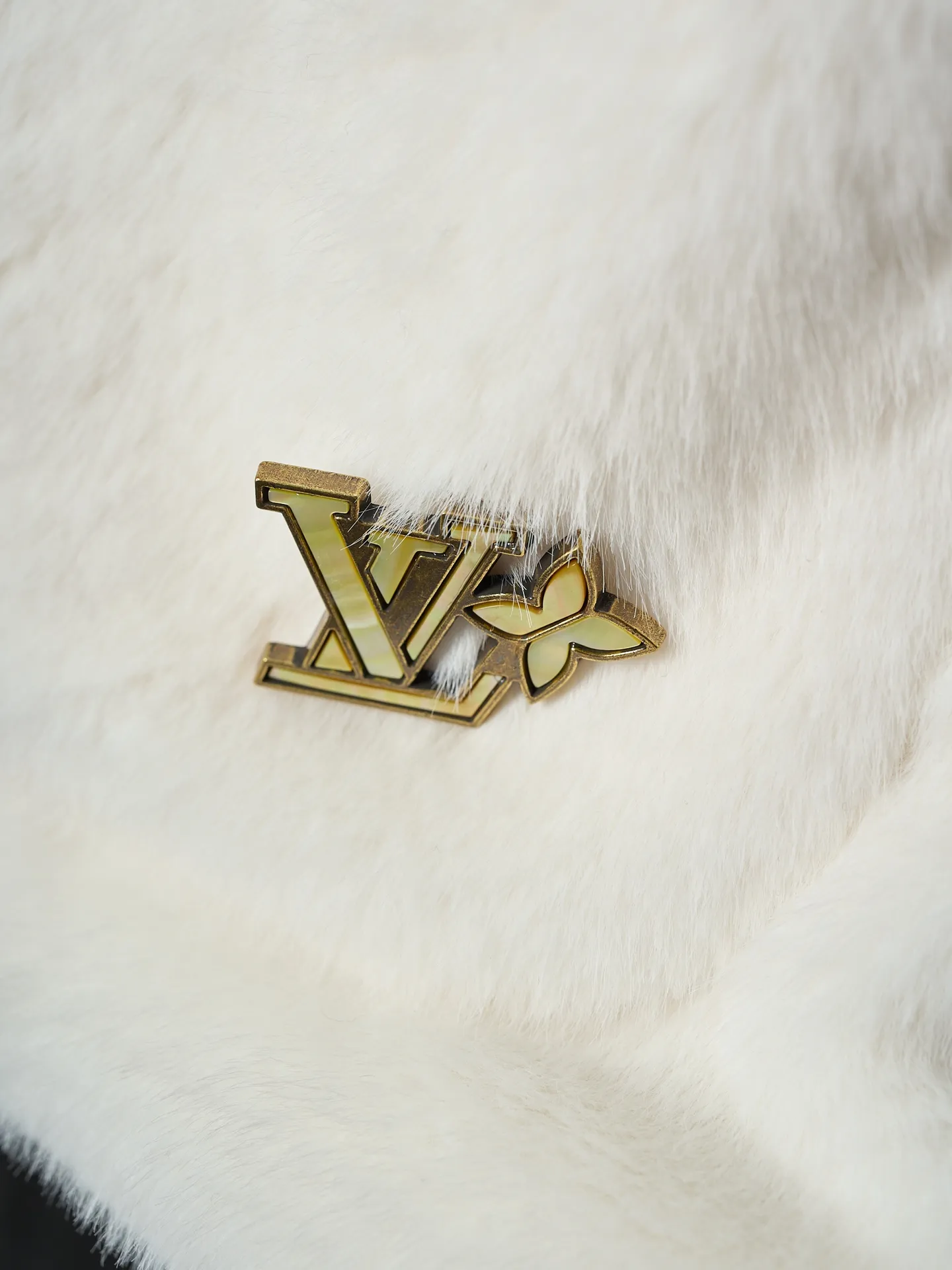 💰360【实物挂拍】LV/路易威登 Nigo联名系列水貂毛V领和服式皮草外套 【现货】46 48 50 52 面料选用北美优质水貂毛,经过手工分拣筛选,确保毛针长度、绒毛密度均匀一致,触感柔滑且光泽感强。剪裁采用无衬里极简结构,通过手工对缝拼接,避免车线痕迹破坏整体质感;领口做了宽幅翻折设计,边缘用隐形手工针脚收边,自然垂坠不生硬。袖口是同材质毛面翻边,内侧加了薄衬布定型,既保持蓬松感又不易变形;口袋为嵌式设计,开口边缘手工锁边,与衣身纹理无缝衔接。内里搭配品牌专属缎面衬里,标签通过定制挂链固定,细节处体现高定工艺标准。整体走线平直细腻,面料舒适柔软,颜色一致无色差 能与同款搭配营造时尚造型,驾驭各种场合,定制辅料,三标齐全,男女同款!