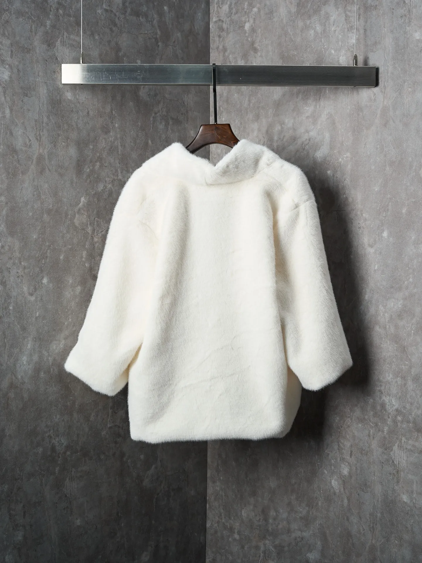 💰360【实物挂拍】LV/路易威登 Nigo联名系列水貂毛V领和服式皮草外套 【现货】46 48 50 52 面料选用北美优质水貂毛,经过手工分拣筛选,确保毛针长度、绒毛密度均匀一致,触感柔滑且光泽感强。剪裁采用无衬里极简结构,通过手工对缝拼接,避免车线痕迹破坏整体质感;领口做了宽幅翻折设计,边缘用隐形手工针脚收边,自然垂坠不生硬。袖口是同材质毛面翻边,内侧加了薄衬布定型,既保持蓬松感又不易变形;口袋为嵌式设计,开口边缘手工锁边,与衣身纹理无缝衔接。内里搭配品牌专属缎面衬里,标签通过定制挂链固定,细节处体现高定工艺标准。整体走线平直细腻,面料舒适柔软,颜色一致无色差 能与同款搭配营造时尚造型,驾驭各种场合,定制辅料,三标齐全,男女同款!