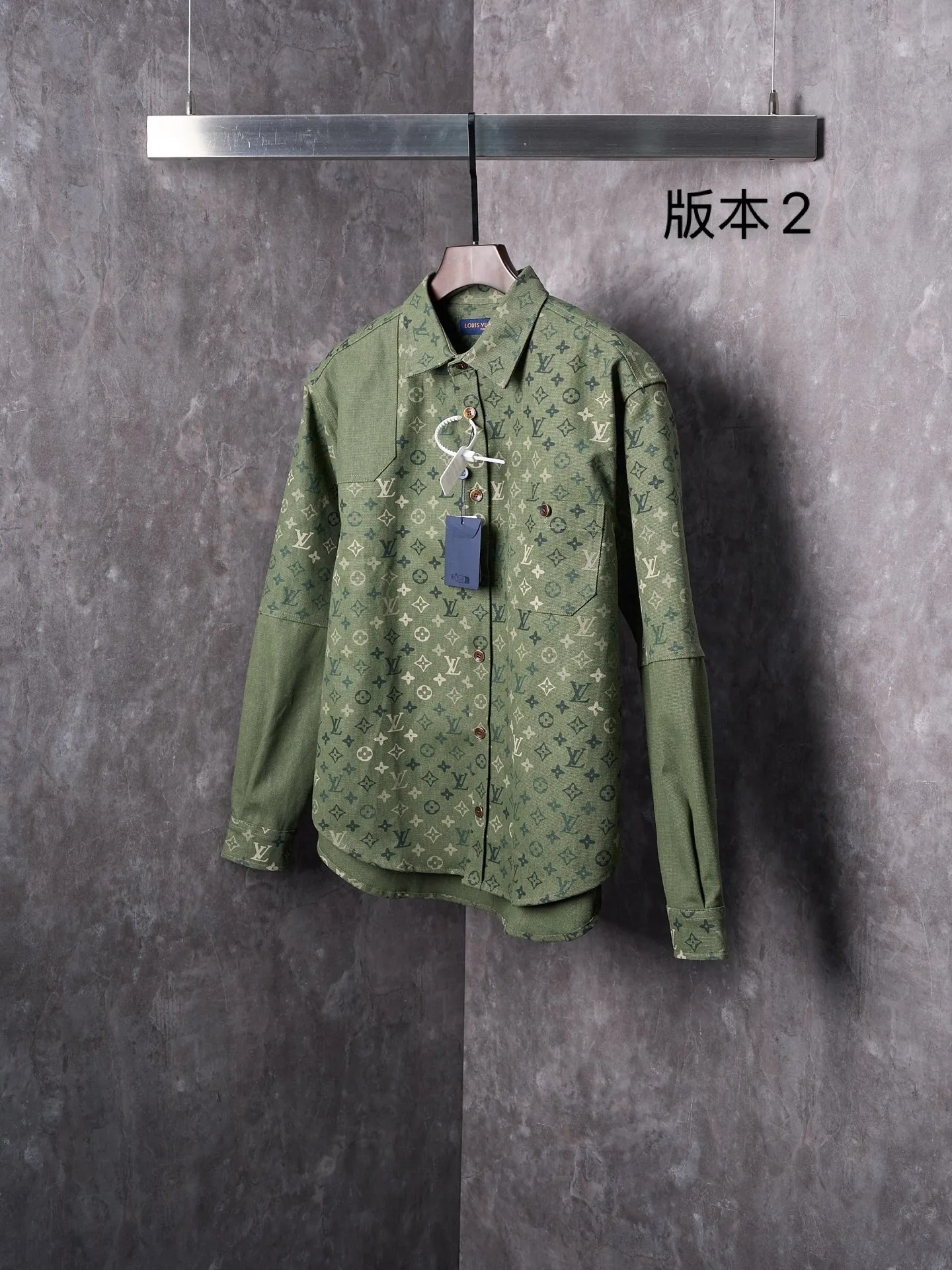 💰280【实物挂拍】LV/路易威登 翻领满印工装夹克式衬衫 【现货】S M L XL 正品16000购入，定染50支平纹双股珠地帆棉布，定位裁床，数码直喷，定制1：1纽扣，定制1：1皮标，定制1：1商标，宽松版型