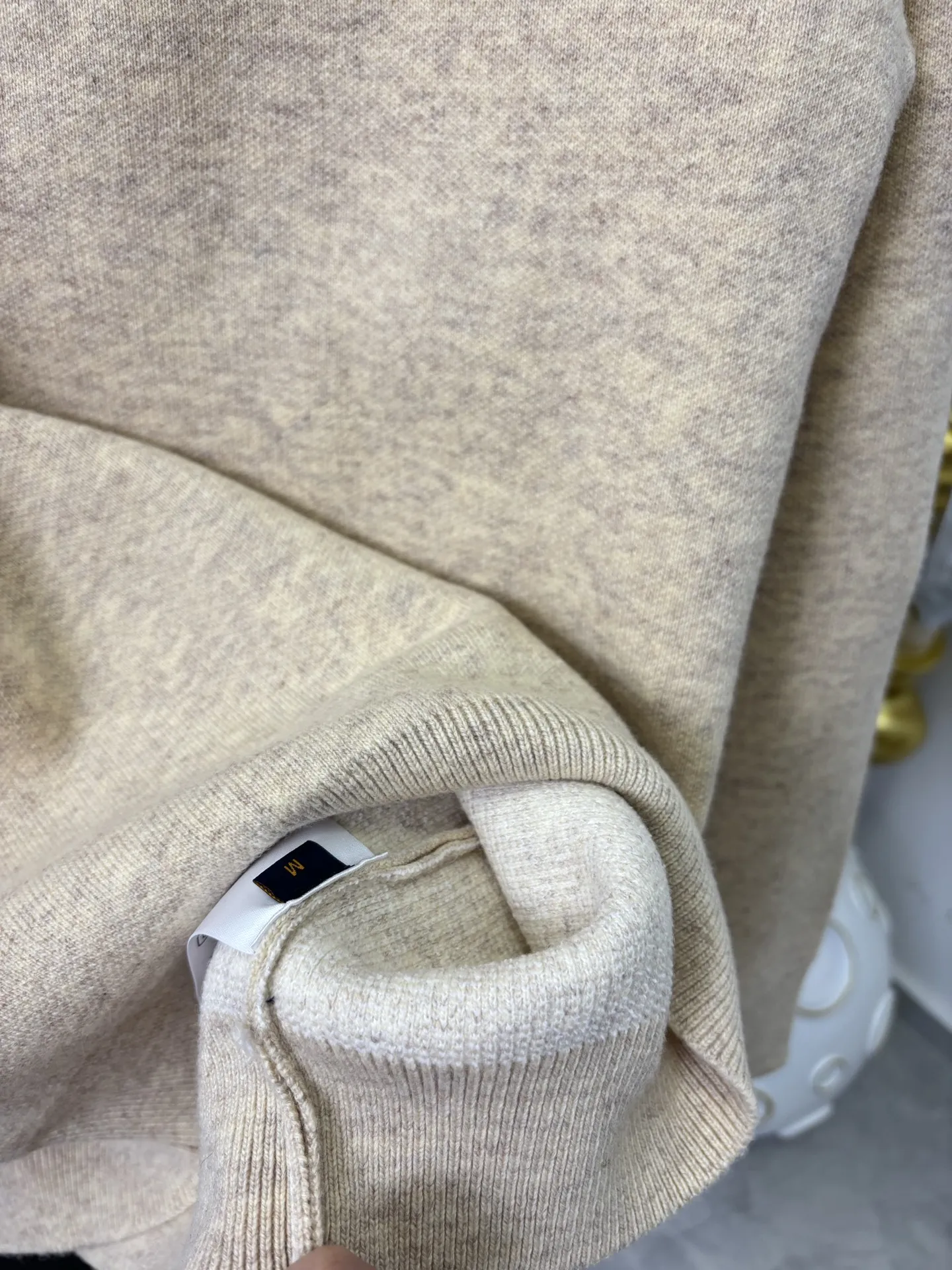 p185💰 款号:DC272# LV路易威登顶级版本SKI系列纯羊毛半开衫套头polo毛衣 顶级版本!新款纯羊毛 全衣高品质德国进口机器制作 三种机器 三种织法 工艺复杂程序繁琐 定制款对色定染纯羊毛高克重高密度超高品质,毛料柔软细腻亲肤,触感软糯丝滑!克重1斤多 颜色:燕麦杏色 尺码:S-M-L-Xl【图9️⃣尺码表】