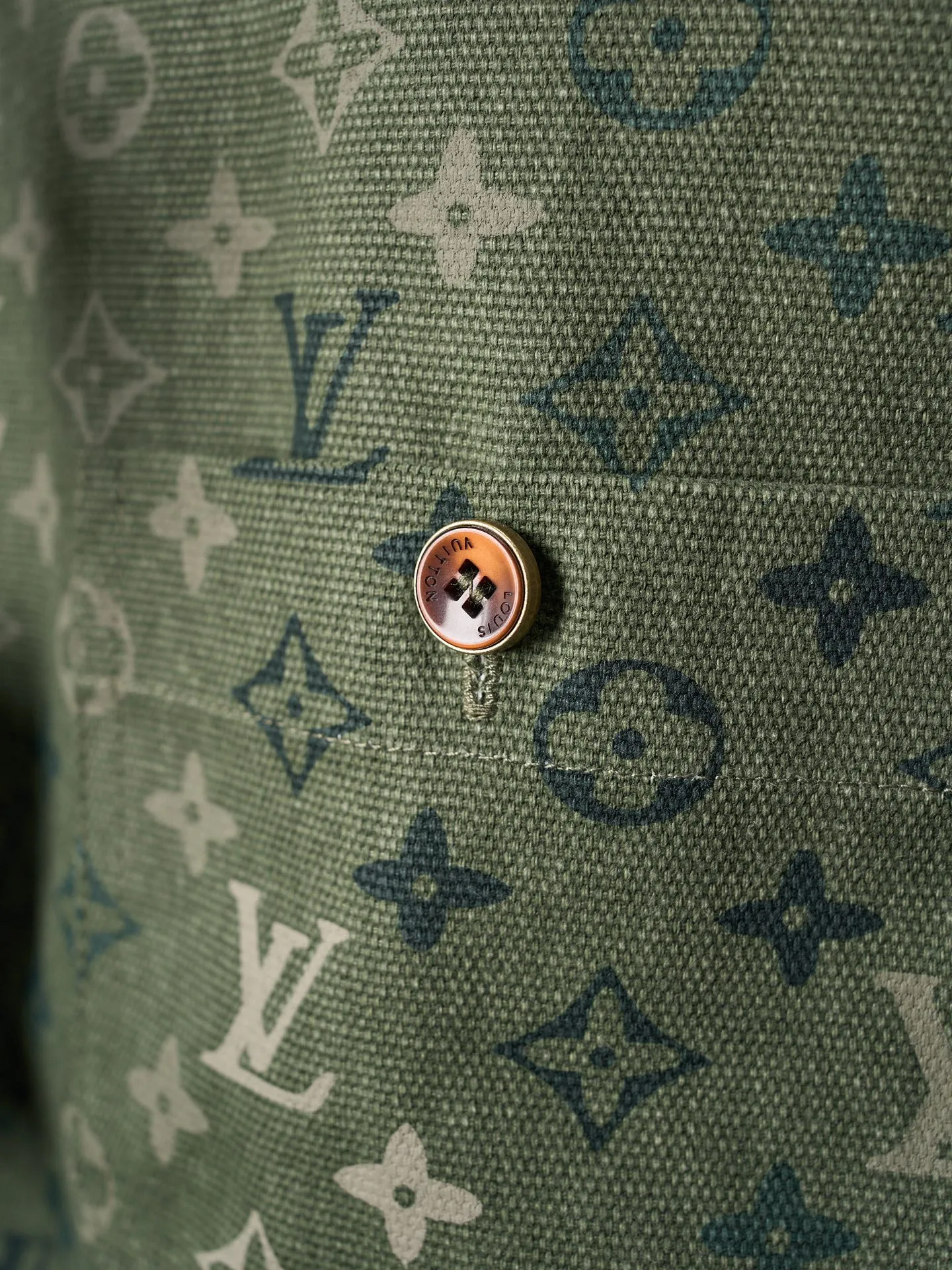 💰280【实物挂拍】LV/路易威登 翻领满印工装夹克式衬衫 【现货】S M L XL 正品16000购入，定染50支平纹双股珠地帆棉布，定位裁床，数码直喷，定制1：1纽扣，定制1：1皮标，定制1：1商标，宽松版型