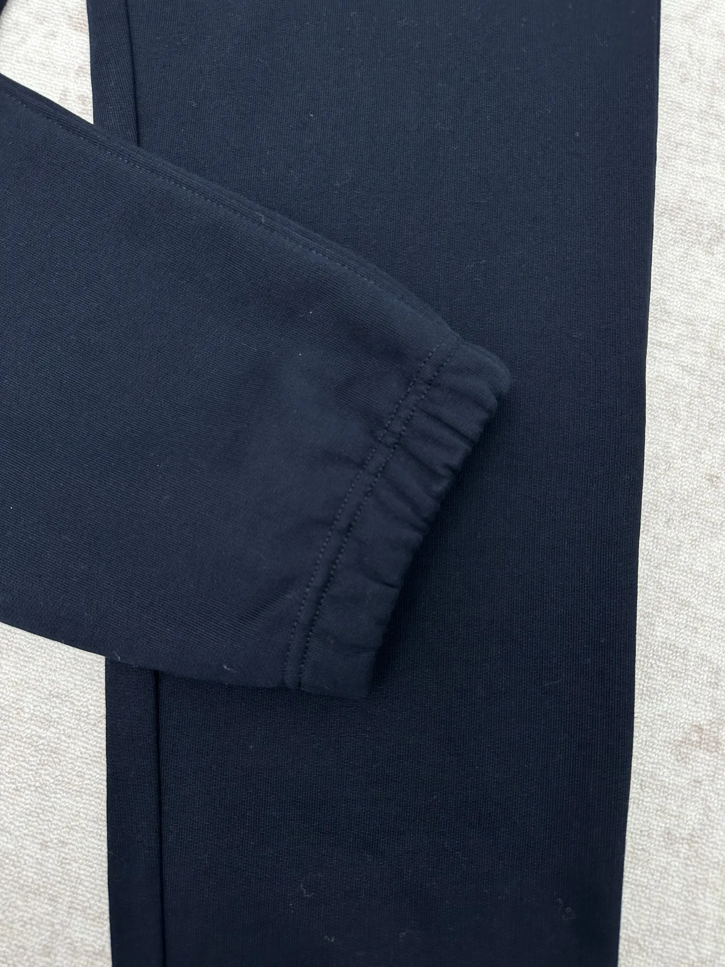 P195 巴宝莉 25ss新款棉质慢跑裤选用轻盈翻面绒棉质面料打造,呈现休闲版型。点缀新季马术骑士徽标(EKD)素描刺绣,融入金属感纱线。此件精品出自品牌新禧贺岁胶囊系列,礼赞马年新春。 码数:S.M.L.XL.