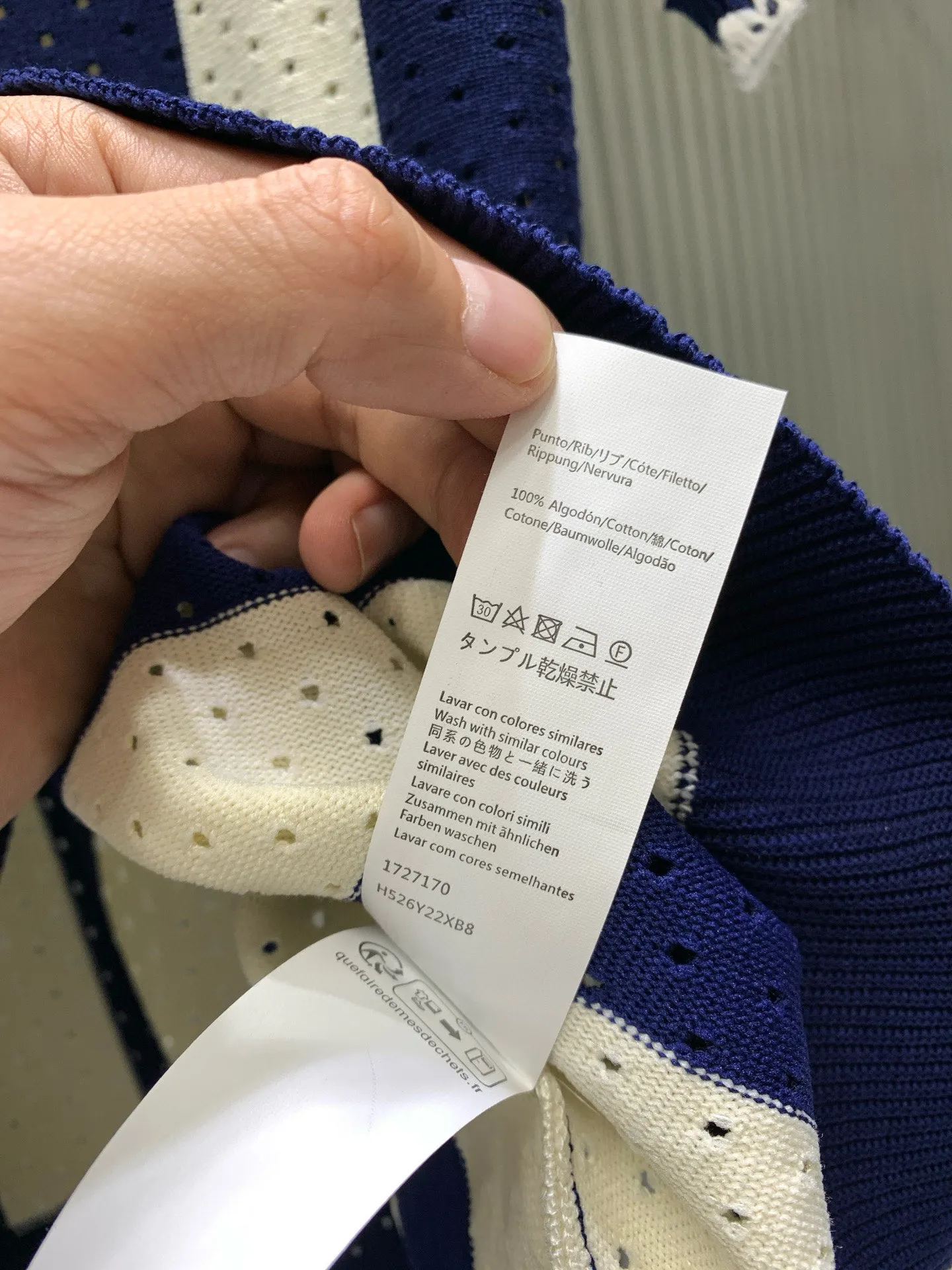 💰105🀄️ LOEWE罗意威 菱形提花设计甄选超细优质纱线 含山羊桑蚕丝翻领针织短袖男士典藏款 「耗时王」圆领奢雅工艺 触肤即高阶 匠心底蕴 菱形镂空提花 耗时数月雕琢的立体菱形提花 经纬间织就建筑美学肌理 光影穿透时显隐交错 举手投足尽展低调奢华 奢材天成山羊绒桑蚕丝 甄选超细优质纱线 融合内蒙古白绒山羊绒的软糯亲肤与桑蚕丝的柔滑垂坠 轻若无物却奢感天成 贴身穿着如云端轻抚 经典型格翻领短袖设计 简约翻领勾勒利落线条 短袖剪裁适配多场景&mdash;&mdash;商务会晤时叠搭西装显儒雅 休闲时光单穿流露绅士品味 典藏款型永不褪色 细节至臻品质见证 精密车工确保接缝平整 骨位加固耐穿不变形 领口螺纹经水洗测试 久穿仍挺括如新 每一处细节皆为「耗时」证言