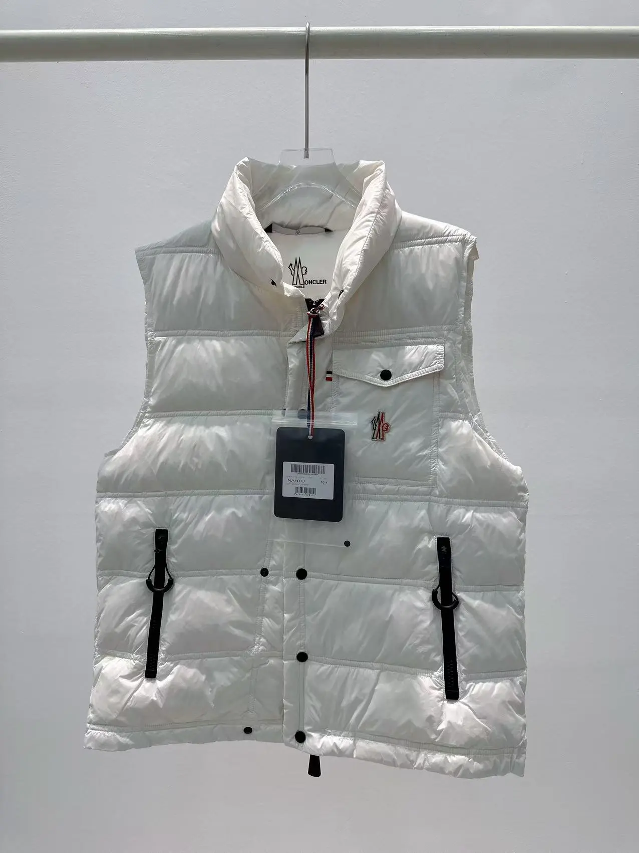 💰430 Moncler Nantu 蒙口25新款情侣男女同款户外系列立领微标羽绒马甲 颜色：黑色 白色 粉色 尺码：0123