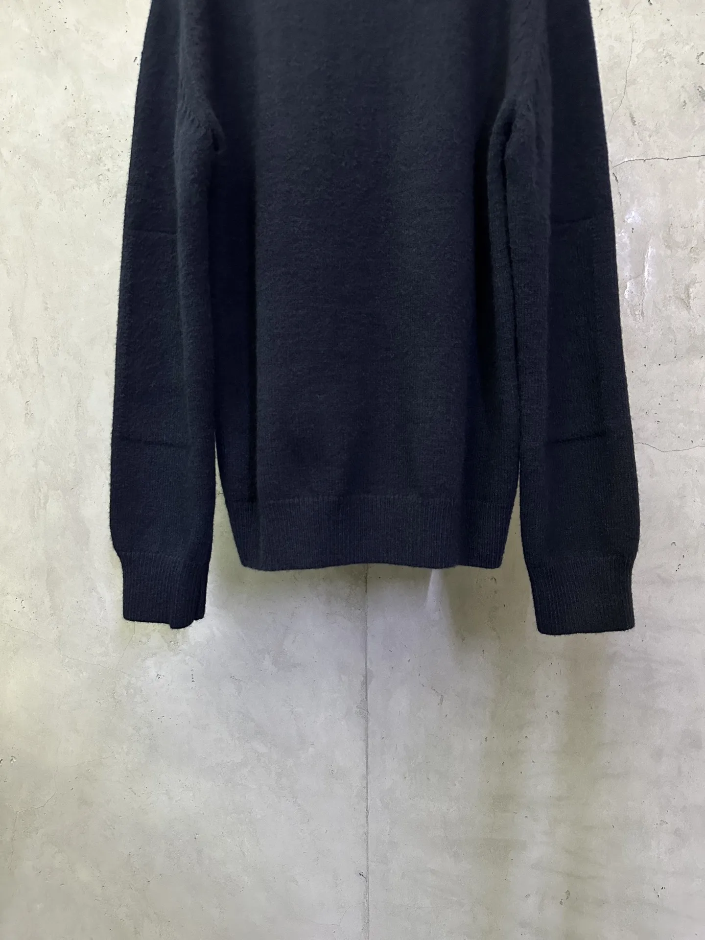 💰200 BURBERRY巴宝莉 26SS 纯色圆领羊绒针织衫 面料：采用定染18支双股羊毛混纺毛料 建议干洗（本产品为毛料织造而成不易机洗）定制五金 螺纹 辅料 对版对位 男女同款 -Color: 宝蓝色 -Size: S M L XL