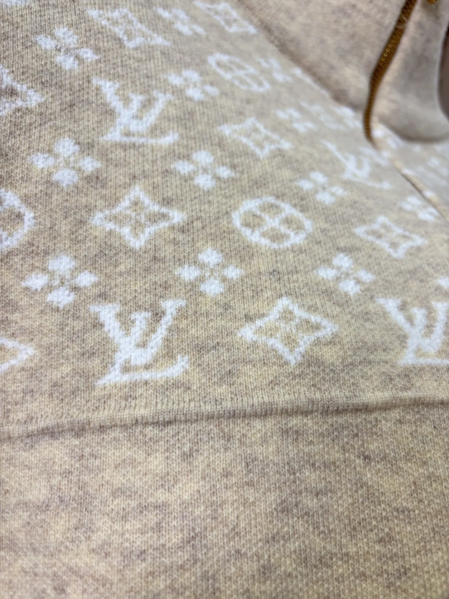 p185💰 款号:DC272# LV路易威登顶级版本SKI系列纯羊毛半开衫套头polo毛衣 顶级版本!新款纯羊毛 全衣高品质德国进口机器制作 三种机器 三种织法 工艺复杂程序繁琐 定制款对色定染纯羊毛高克重高密度超高品质,毛料柔软细腻亲肤,触感软糯丝滑!克重1斤多 颜色:燕麦杏色 尺码:S-M-L-Xl【图9️⃣尺码表】