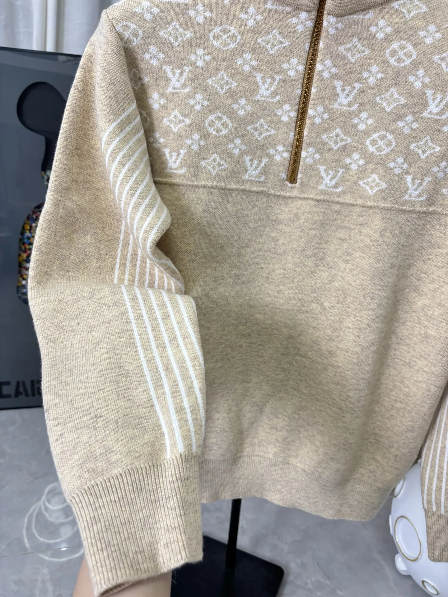 p185💰 款号:DC272# LV路易威登顶级版本SKI系列纯羊毛半开衫套头polo毛衣 顶级版本!新款纯羊毛 全衣高品质德国进口机器制作 三种机器 三种织法 工艺复杂程序繁琐 定制款对色定染纯羊毛高克重高密度超高品质,毛料柔软细腻亲肤,触感软糯丝滑!克重1斤多 颜色:燕麦杏色 尺码:S-M-L-Xl【图9️⃣尺码表】