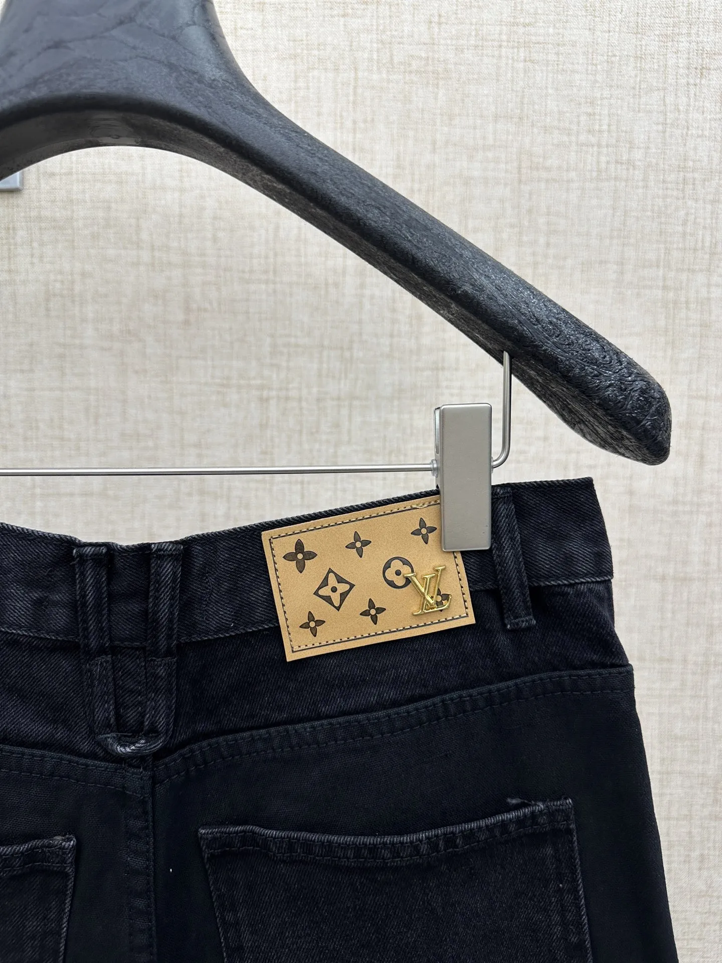 P220💰 LV/路易威登 拼接工装牛仔裤。 工艺裤身带有路易威登经典的Monogram老花图案，拉链头、后腰皮牌处有品牌金属Logo，风格采用牛仔布与黑色工装面料拼接的设计，融合了街头工装风与精致感，裤型宽松，属于当下流行的休闲廓形。 细节工艺金属拉链、纽扣及皮牌做工精细，拼接处缝线工整，这类单品是奢侈品牌在街头风格领域的设计尝试，将经典老花元素与工装廓形结合，又契合年轻群体对潮流穿搭。 码数：28、30、32、34、36、