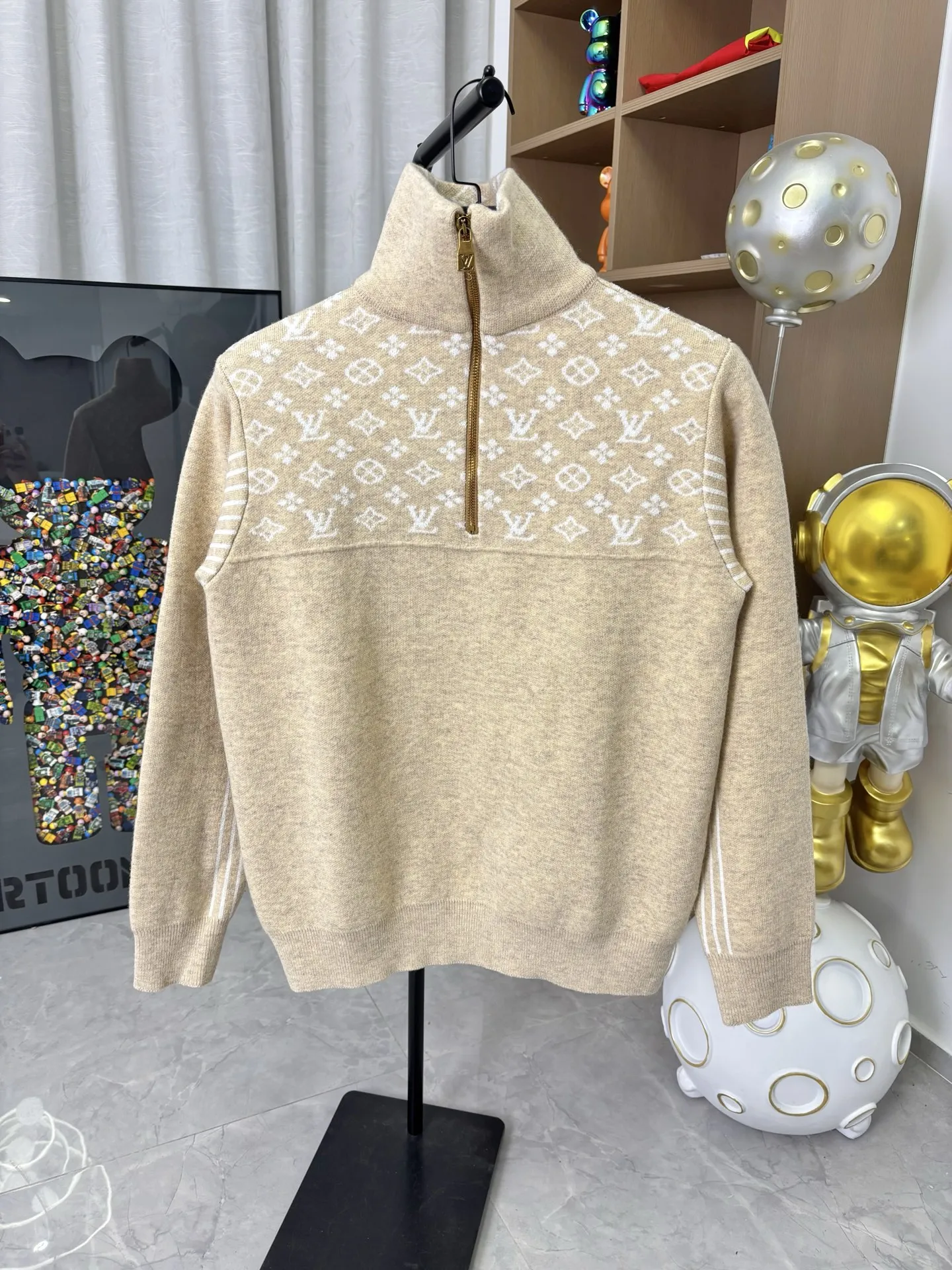 p185💰 款号：DC272# LV路易威登顶级版本SKI系列纯羊毛半开衫套头polo毛衣 顶级版本！新款纯羊毛 全衣高品质德国进口机器制作 三种机器 三种织法 工艺复杂程序繁琐 定制款对色定染纯羊毛高克重高密度超高品质，毛料柔软细腻亲肤，触感软糯丝滑！克重1斤多 颜色：燕麦杏色 尺码：S-M-L-Xl【图9️⃣尺码表】