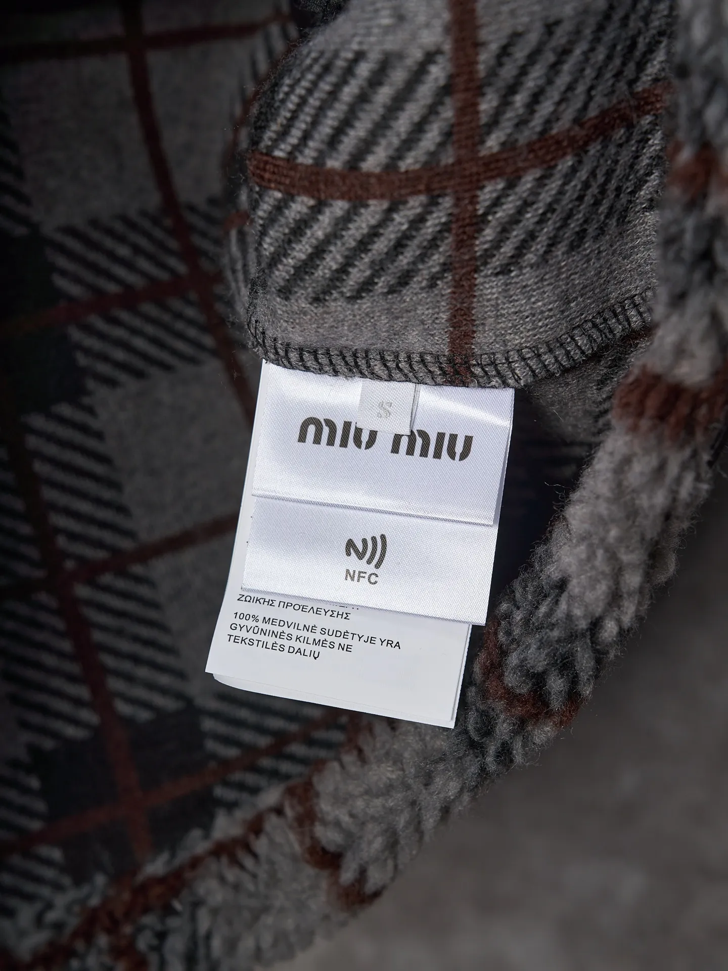 💰260【实物挂拍】MiuMiu/缪缪 羊羔绒格子刺绣拉链外套 【颜色】绿色 灰色 【现货】S M L XL 经典夹克在这款中被重新诠释，加入羊毛以增加厚度和柔软度。经典格纹图案汲取男装风格灵感，重新诠释运动女性气质的风格密码。 Oversize版型. 无衬里长袖立领.正面拉链开合 侧袋.双头钩针底边.刺绣徽标 采用80%羊毛，20%棉。该款面料原版定织定染，100%还原。内衬口袋布采用100%尼龙料， 后领位置搭配100%羊毛泰迪绒。 拉链采用尼龙与胶牙材料结合，拉牙采用欧款胶牙。下摆搭配原版刻字弹力扣。 刺绣采用3D立体刺绣工艺，刺绣logo饱满立体。呈现出高端视觉效果。