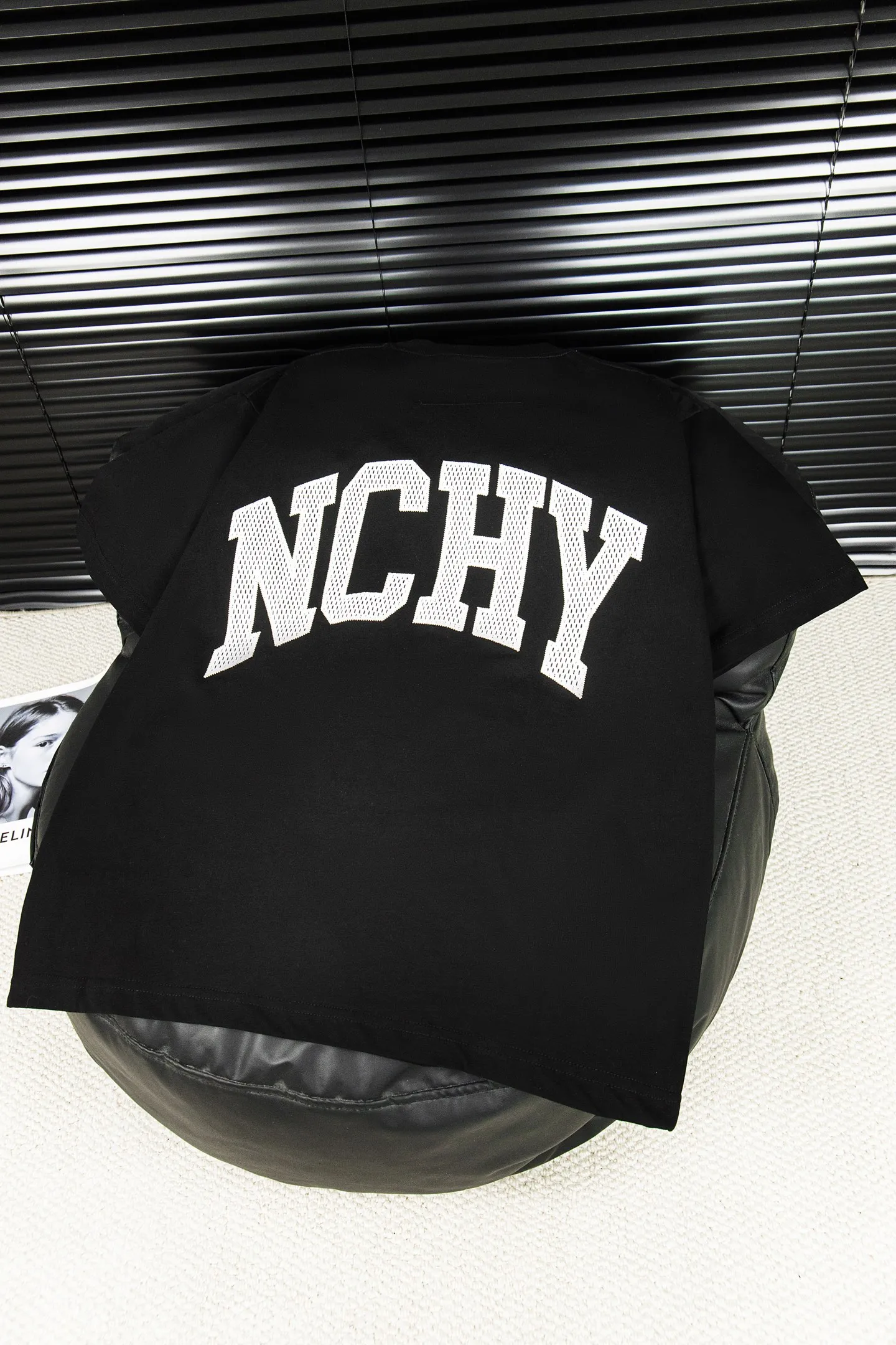 特价🉐️:50 款号:G27 Givenchy纪梵希 新款大字母小孔绣花短袖T恤 - 被称为法国时装界的绅士的Givenchy的风格所在 1952年纪梵希这个品牌在法国正式诞生 它是以其创始人 第一位首席设计师休伯特.德.纪梵希(Hubert de Givenchy)命名的 几十年来这一品牌一直保持着“优雅的风格” 在时装界几乎成了“优雅”的代名词 而纪梵希本人在任何场合出现总是一副儒雅气度和爽洁不俗的外形 因而被誉为“时装界的绅士” 纪梵希先生与赫本女士的一生也称为佳话 纪梵希先生虽然已故 但纪梵希的经典传奇依旧火爆至 - 不管是T桖还是卫衣都是每年的爆款单品 采用进口绣花 每一件都是艺术品 成本极高 经过多次的调试打版图案色差还原度与原版接近百分之99 区别市场垃圾胶印版本 颜色: 黑 尺码:S M L XL