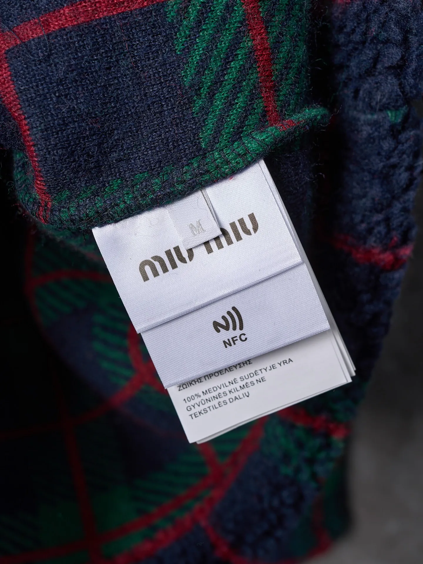 💰260【实物挂拍】MiuMiu/缪缪 羊羔绒格子刺绣拉链外套 【颜色】绿色 灰色 【现货】S M L XL 经典夹克在这款中被重新诠释,加入羊毛以增加厚度和柔软度。经典格纹图案汲取男装风格灵感,重新诠释运动女性气质的风格密码。 Oversize版型. 无衬里长袖立领.正面拉链开合 侧袋.双头钩针底边.刺绣徽标 采用80%羊毛,20%棉。该款面料原版定织定染,100%还原。内衬口袋布采用100%尼龙料, 后领位置搭配100%羊毛泰迪绒。 拉链采用尼龙与胶牙材料结合,拉牙采用欧款胶牙。下摆搭配原版刻字弹力扣。 刺绣采用3D立体刺绣工艺,刺绣logo饱满立体。呈现出高端视觉效果。