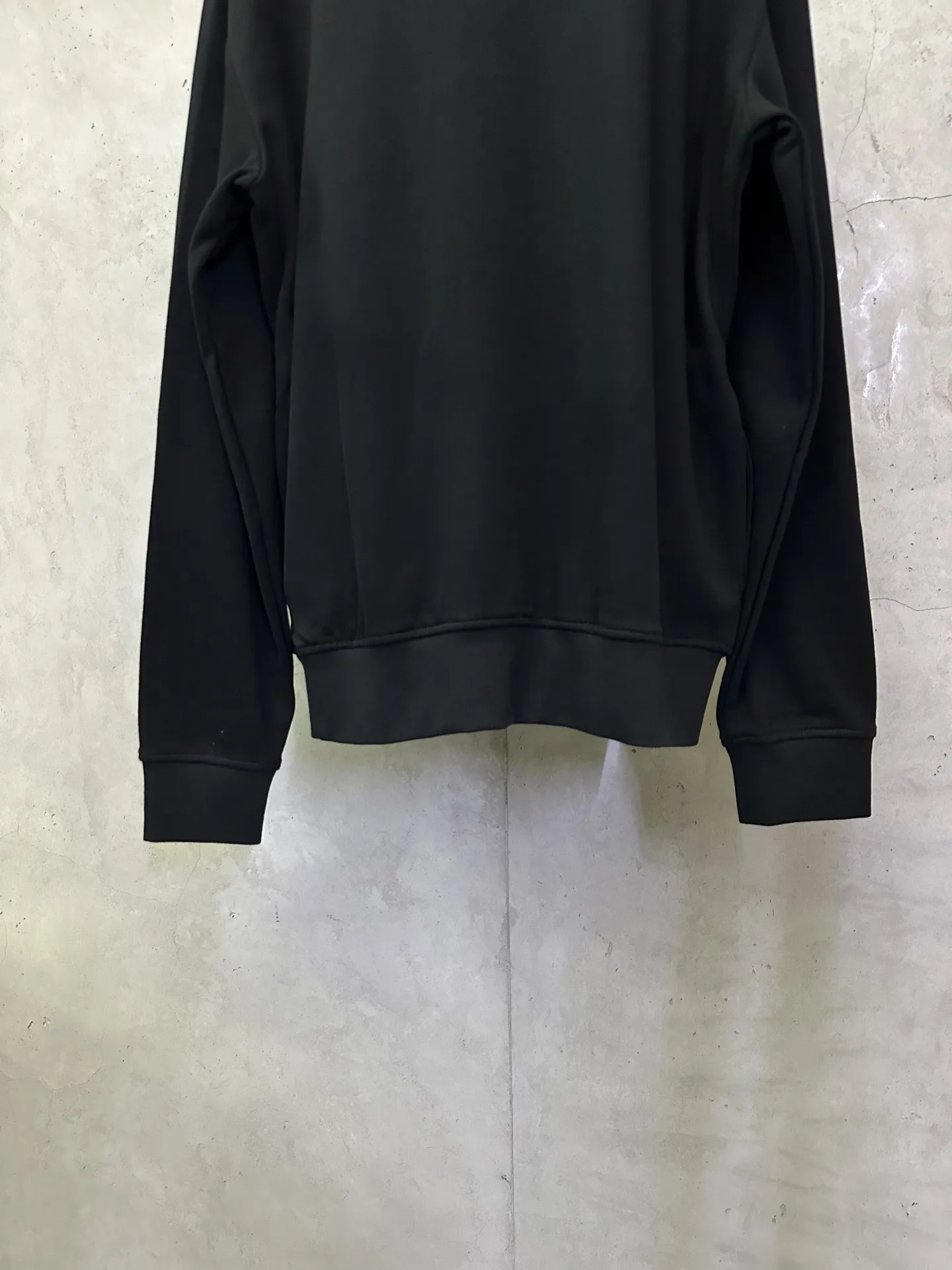 💰200 Ralph Lauren 金色刺绣半高领卫衣 面料：采用定制雅韵精棉绒感料 柔软丝滑 舒适贴肤 以纯粹到极致的黑调为底色 格纹斜纹镶边于领口处 承载着英伦风的优雅与复古 定制五金 螺纹 辅料 对版对位 男女同款 -Color: 黑色 -Size: S M L XL