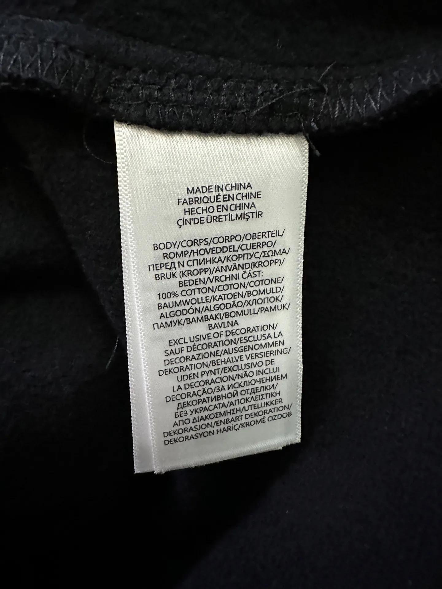 💰200 Ralph Lauren 金色刺绣半高领卫衣 面料:采用定制雅韵精棉绒感料 柔软丝滑 舒适贴肤 以纯粹到极致的黑调为底色 格纹斜纹镶边于领口处 承载着英伦风的优雅与复古 定制五金 螺纹 辅料 对版对位 男女同款 -Color: 黑色 -Size: S M L XL