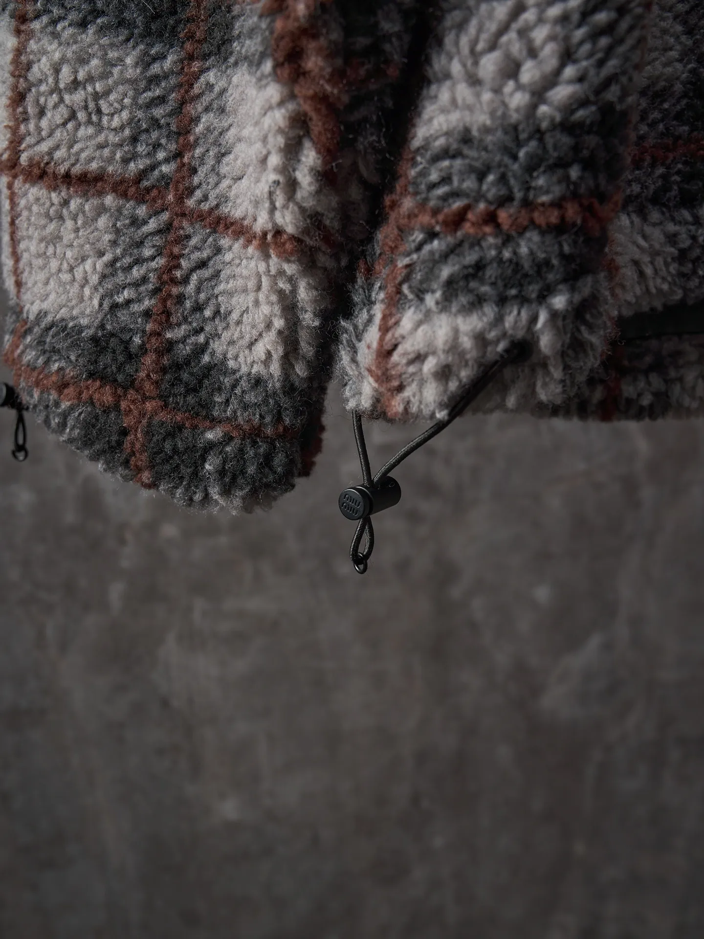 💰260【实物挂拍】MiuMiu/缪缪 羊羔绒格子刺绣拉链外套 【颜色】绿色 灰色 【现货】S M L XL 经典夹克在这款中被重新诠释,加入羊毛以增加厚度和柔软度。经典格纹图案汲取男装风格灵感,重新诠释运动女性气质的风格密码。 Oversize版型. 无衬里长袖立领.正面拉链开合 侧袋.双头钩针底边.刺绣徽标 采用80%羊毛,20%棉。该款面料原版定织定染,100%还原。内衬口袋布采用100%尼龙料, 后领位置搭配100%羊毛泰迪绒。 拉链采用尼龙与胶牙材料结合,拉牙采用欧款胶牙。下摆搭配原版刻字弹力扣。 刺绣采用3D立体刺绣工艺,刺绣logo饱满立体。呈现出高端视觉效果。