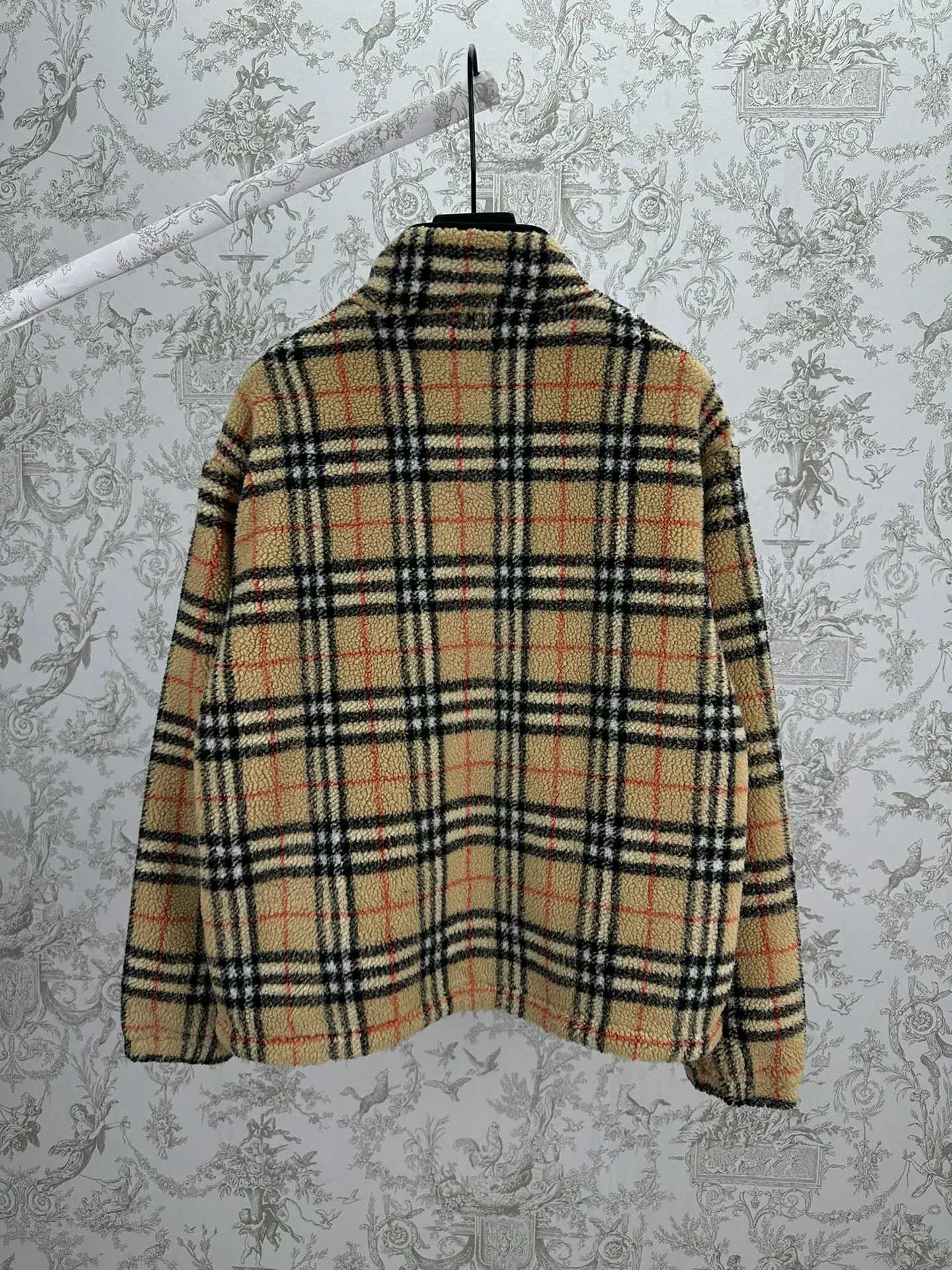 P280 巴宝莉 25ss新款格纹羊毛羊绒混纺绒头夹克选用柔软的羊毛羊绒混纺绒头面料打造，装饰针织 Burberry 格纹。搭配轻盈网眼内衬，融入骑士印章贴花，灵感源自 1980 年代典藏图案。呈现休闲版型，采用抽绳腰部设计，可调节打造不同造型。码数：S.M.L.XL.