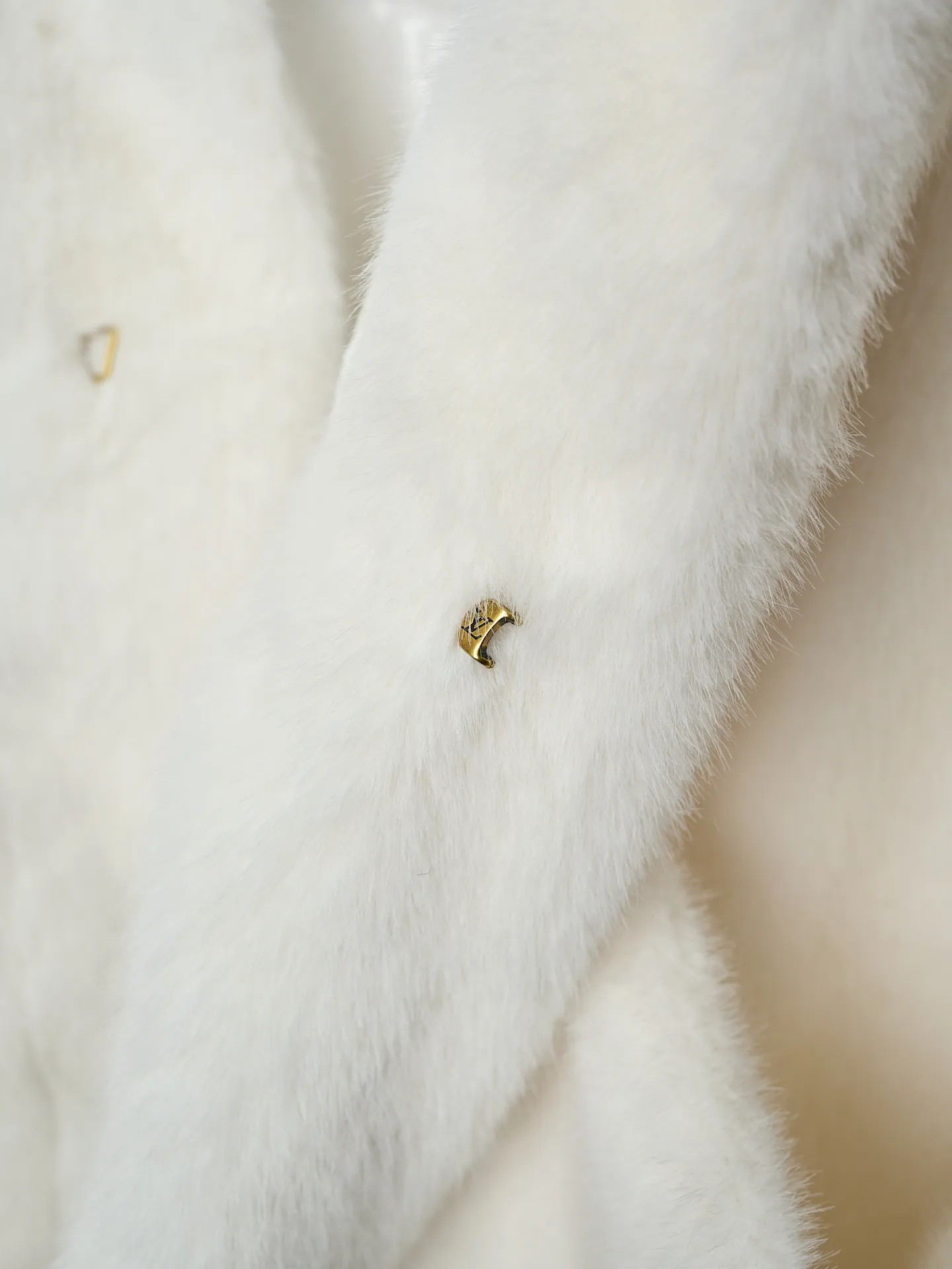 💰360【实物挂拍】LV/路易威登 Nigo联名系列水貂毛V领和服式皮草外套 【现货】46 48 50 52 面料选用北美优质水貂毛，经过手工分拣筛选，确保毛针长度、绒毛密度均匀一致，触感柔滑且光泽感强。剪裁采用无衬里极简结构，通过手工对缝拼接，避免车线痕迹破坏整体质感；领口做了宽幅翻折设计，边缘用隐形手工针脚收边，自然垂坠不生硬。袖口是同材质毛面翻边，内侧加了薄衬布定型，既保持蓬松感又不易变形；口袋为嵌式设计，开口边缘手工锁边，与衣身纹理无缝衔接。内里搭配品牌专属缎面衬里，标签通过定制挂链固定，细节处体现高定工艺标准。整体走线平直细腻，面料舒适柔软，颜色一致无色差 能与同款搭配营造时尚造型，驾驭各种场合，定制辅料，三标齐全，男女同款！