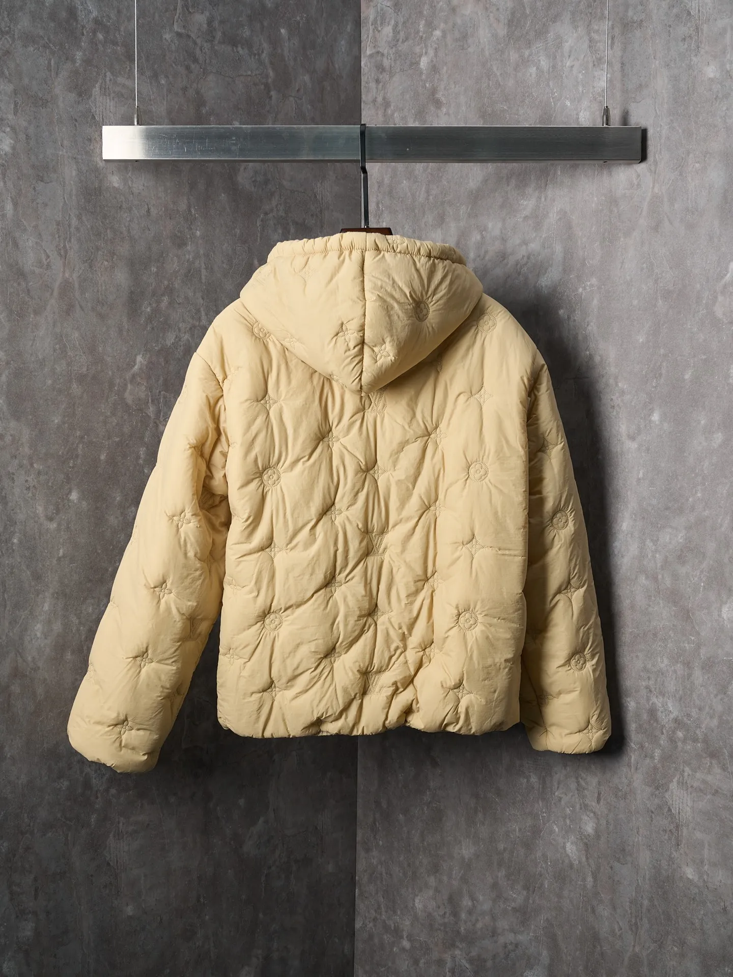 💰300【实物挂拍】LV/路易威登 老花刺绣棉服拉链连帽外套 【现货】46 48 50 52 原27,500购入，纯锦纶梭织面料，聚酯纤维夹棉填充，里布做了贴膜效果，全件对位绗花工艺，进口行棉机定位，增加整体起伏层次质感，将填充物固定，不易跑棉。前后幅全件对花缝纫，绣花间距一致，左右对称，做工非常复杂。门襟、双口袋树脂拉链开模定做，定喷刻字烤漆半喷露白拉链头，抽绳式风帽设计，子弹头吊钟点缀。上身轻便舒适，穿在身上有羽绒服的包裹感保暖防风又潮流。