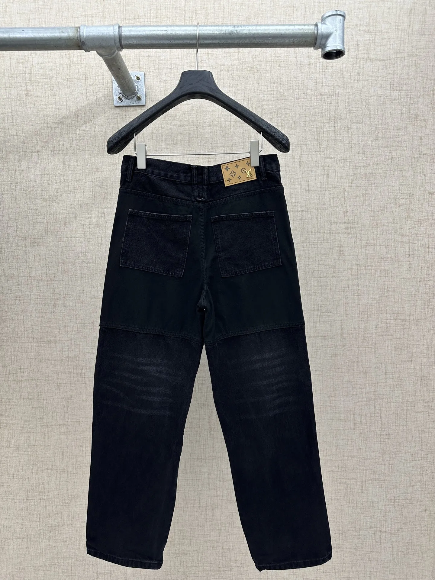 P220💰 LV/路易威登 拼接工装牛仔裤。 工艺裤身带有路易威登经典的Monogram老花图案，拉链头、后腰皮牌处有品牌金属Logo，风格采用牛仔布与黑色工装面料拼接的设计，融合了街头工装风与精致感，裤型宽松，属于当下流行的休闲廓形。 细节工艺金属拉链、纽扣及皮牌做工精细，拼接处缝线工整，这类单品是奢侈品牌在街头风格领域的设计尝试，将经典老花元素与工装廓形结合，又契合年轻群体对潮流穿搭。 码数：28、30、32、34、36、