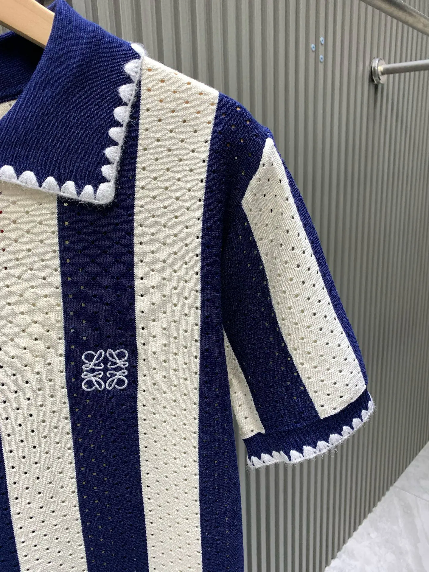 💰105🀄️ LOEWE罗意威 菱形提花设计甄选超细优质纱线 含山羊桑蚕丝翻领针织短袖男士典藏款 「耗时王」圆领奢雅工艺 触肤即高阶 匠心底蕴 菱形镂空提花 耗时数月雕琢的立体菱形提花 经纬间织就建筑美学肌理 光影穿透时显隐交错 举手投足尽展低调奢华 奢材天成山羊绒桑蚕丝 甄选超细优质纱线 融合内蒙古白绒山羊绒的软糯亲肤与桑蚕丝的柔滑垂坠 轻若无物却奢感天成 贴身穿着如云端轻抚 经典型格翻领短袖设计 简约翻领勾勒利落线条 短袖剪裁适配多场景&mdash;&mdash;商务会晤时叠搭西装显儒雅 休闲时光单穿流露绅士品味 典藏款型永不褪色 细节至臻品质见证 精密车工确保接缝平整 骨位加固耐穿不变形 领口螺纹经水洗测试 久穿仍挺括如新 每一处细节皆为「耗时」证言