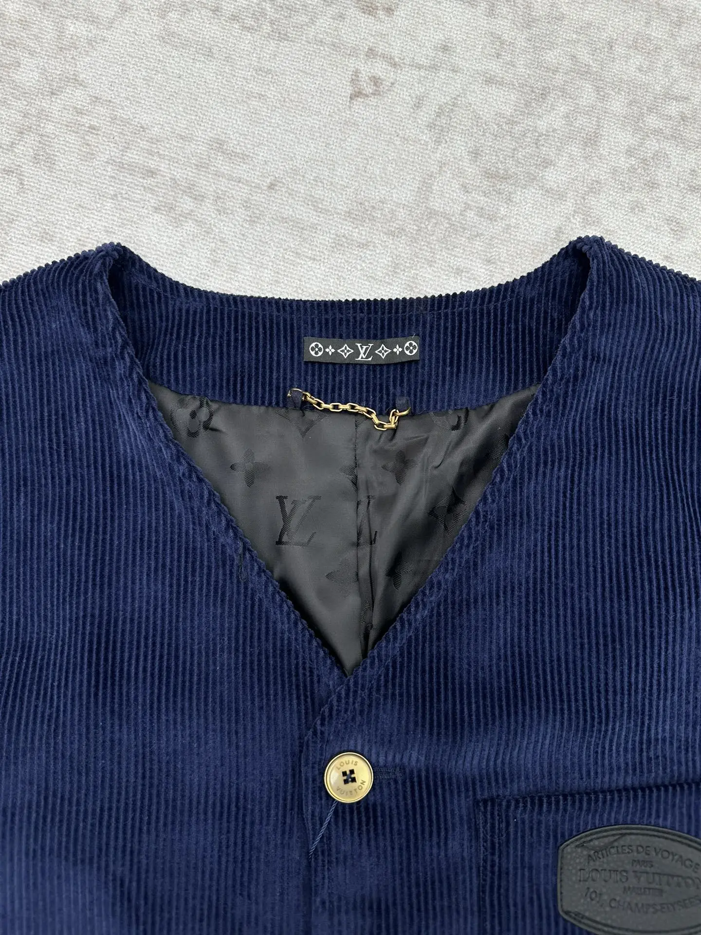 P305 驴家 25ss新款 灯芯绒V领长袖夹克外套 本款长袖外套 胸前口袋处带有品牌字母标识 男款 码数：S.M.L.XL.
