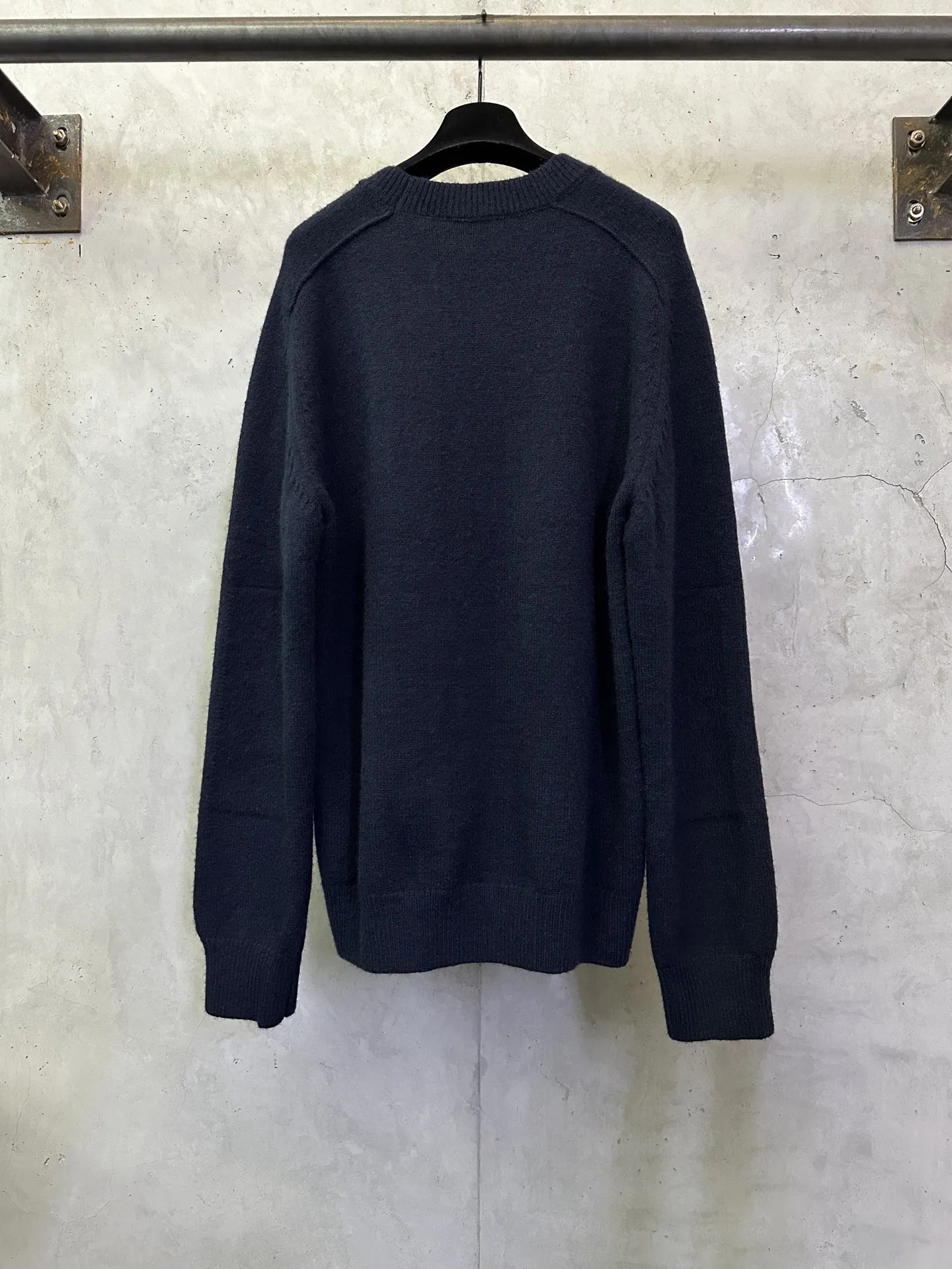 💰200 BURBERRY巴宝莉 26SS 纯色圆领羊绒针织衫 面料:采用定染18支双股羊毛混纺毛料 建议干洗(本产品为毛料织造而成不易机洗)定制五金 螺纹 辅料 对版对位 男女同款 -Color: 宝蓝色 -Size: S M L XL