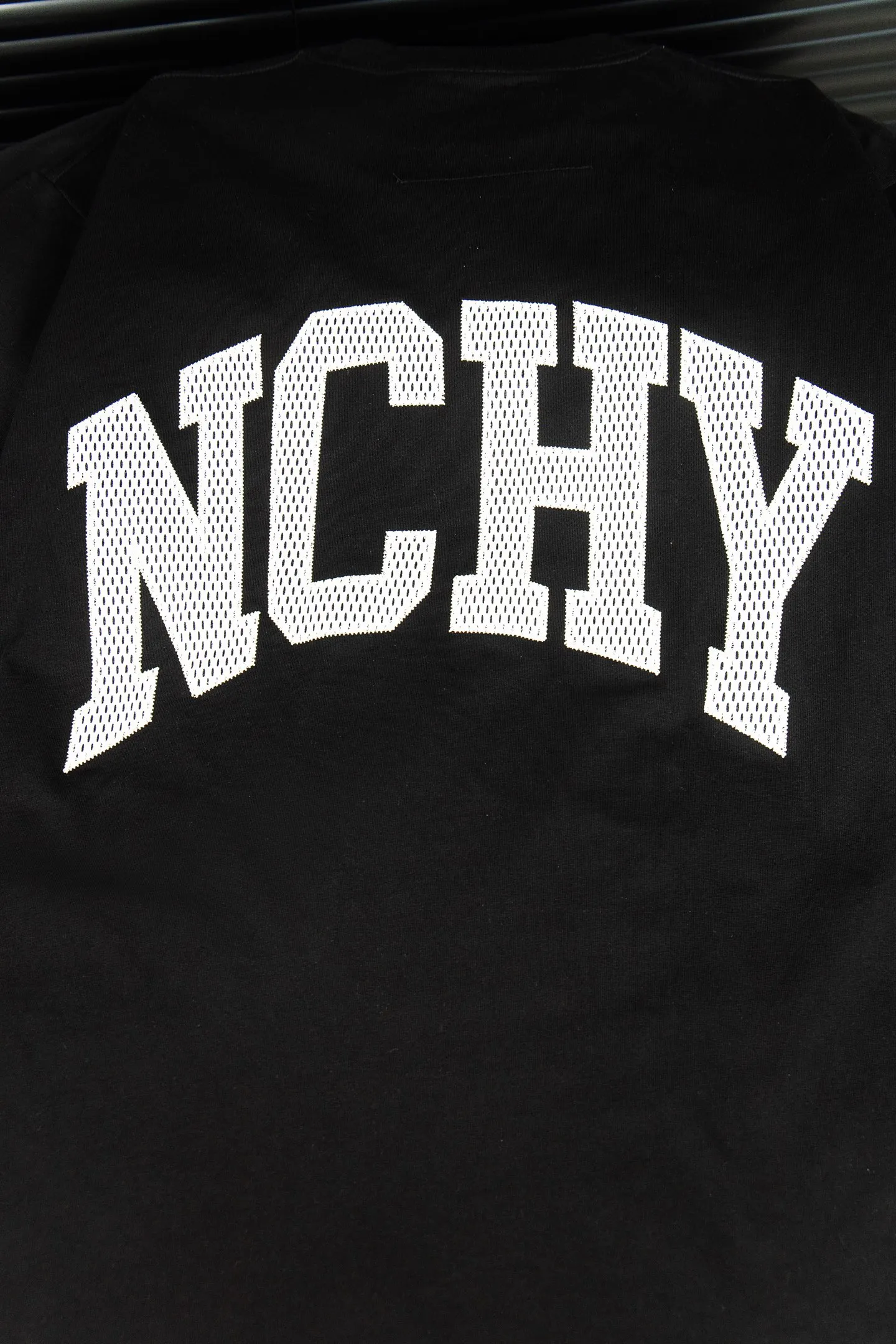 特价🉐️:50 款号:G27 Givenchy纪梵希 新款大字母小孔绣花短袖T恤 - 被称为法国时装界的绅士的Givenchy的风格所在 1952年纪梵希这个品牌在法国正式诞生 它是以其创始人 第一位首席设计师休伯特.德.纪梵希(Hubert de Givenchy)命名的 几十年来这一品牌一直保持着“优雅的风格” 在时装界几乎成了“优雅”的代名词 而纪梵希本人在任何场合出现总是一副儒雅气度和爽洁不俗的外形 因而被誉为“时装界的绅士” 纪梵希先生与赫本女士的一生也称为佳话 纪梵希先生虽然已故 但纪梵希的经典传奇依旧火爆至 - 不管是T桖还是卫衣都是每年的爆款单品 采用进口绣花 每一件都是艺术品 成本极高 经过多次的调试打版图案色差还原度与原版接近百分之99 区别市场垃圾胶印版本 颜色: 黑 尺码:S M L XL