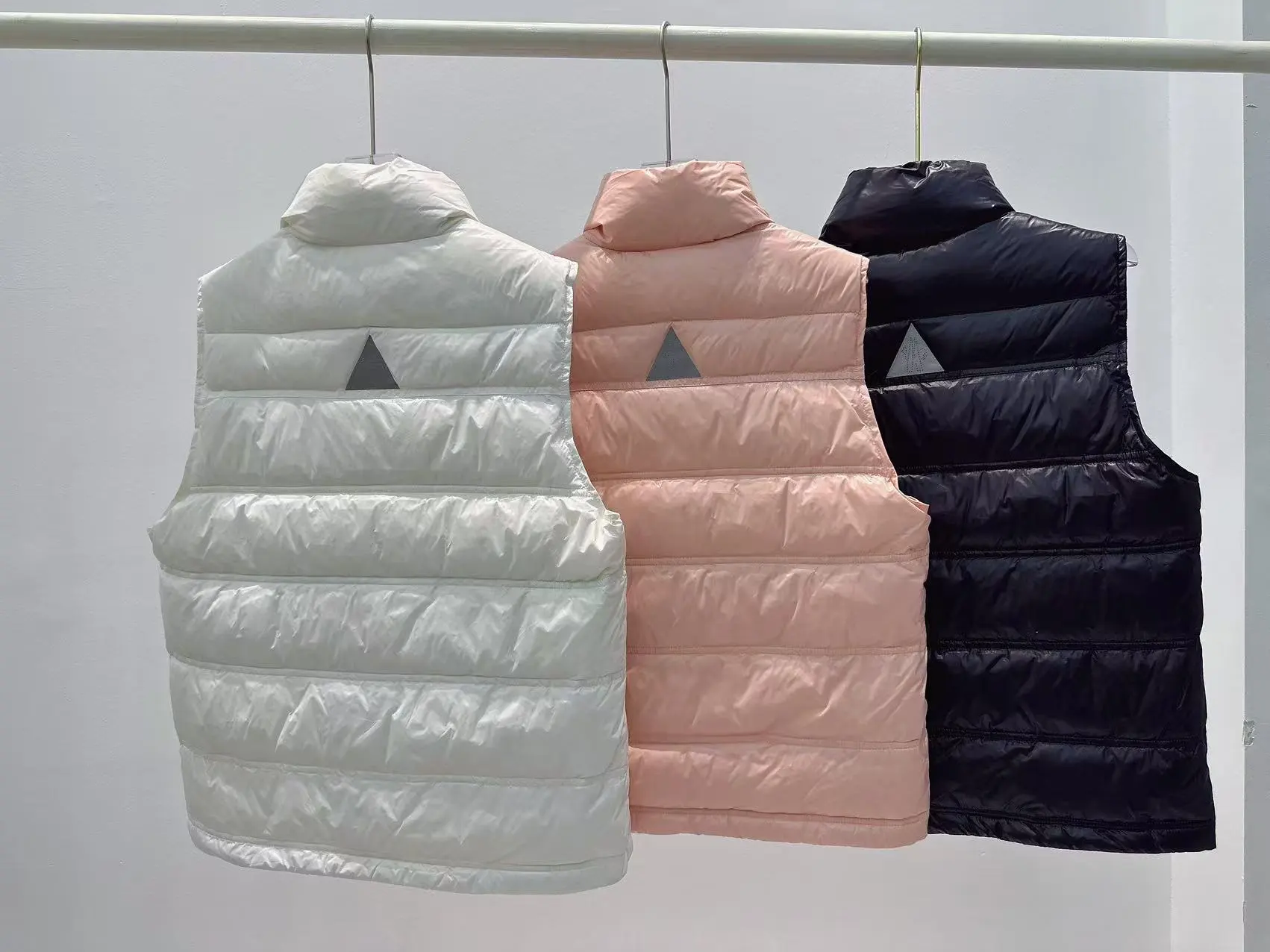💰430 Moncler Nantu 蒙口25新款情侣男女同款户外系列立领微标羽绒马甲 颜色:黑色 白色 粉色 尺码:0123