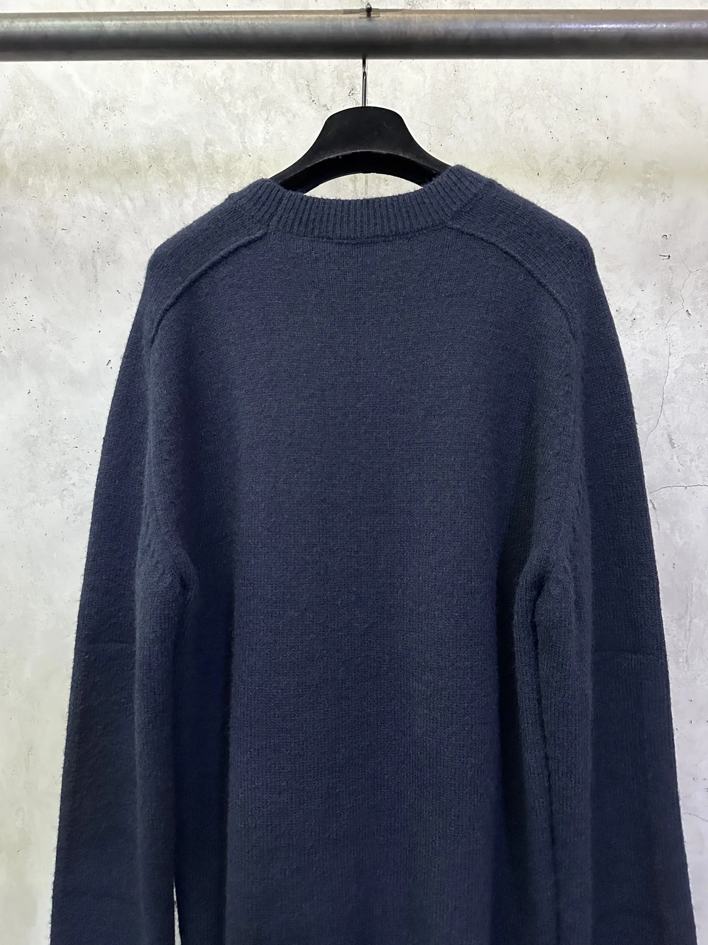 💰200 BURBERRY巴宝莉 26SS 纯色圆领羊绒针织衫 面料:采用定染18支双股羊毛混纺毛料 建议干洗(本产品为毛料织造而成不易机洗)定制五金 螺纹 辅料 对版对位 男女同款 -Color: 宝蓝色 -Size: S M L XL