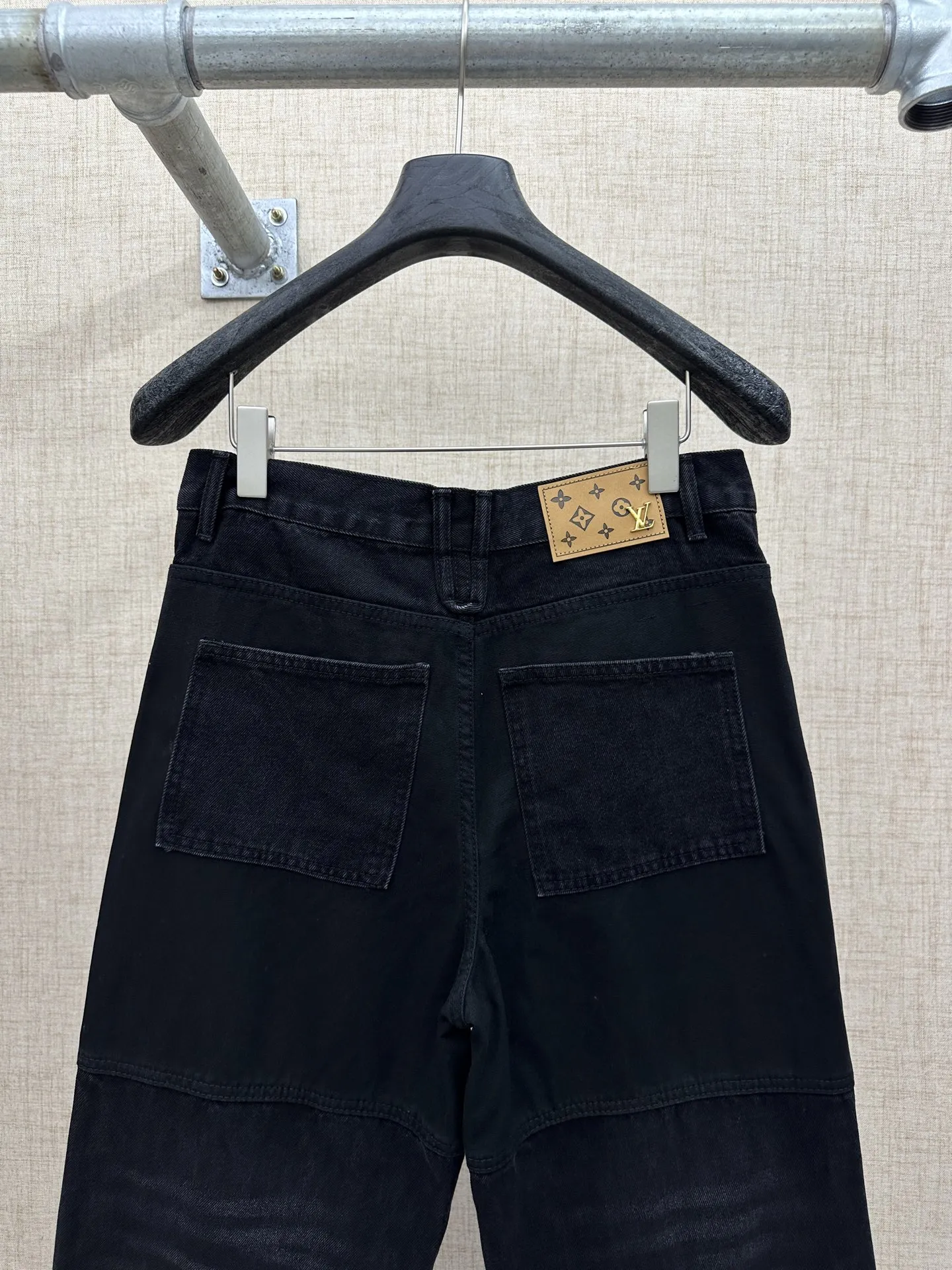 P220💰 LV/路易威登 拼接工装牛仔裤。 工艺裤身带有路易威登经典的Monogram老花图案,拉链头、后腰皮牌处有品牌金属Logo,风格采用牛仔布与黑色工装面料拼接的设计,融合了街头工装风与精致感,裤型宽松,属于当下流行的休闲廓形。 细节工艺金属拉链、纽扣及皮牌做工精细,拼接处缝线工整,这类单品是奢侈品牌在街头风格领域的设计尝试,将经典老花元素与工装廓形结合,又契合年轻群体对潮流穿搭。 码数:28、30、32、34、36、