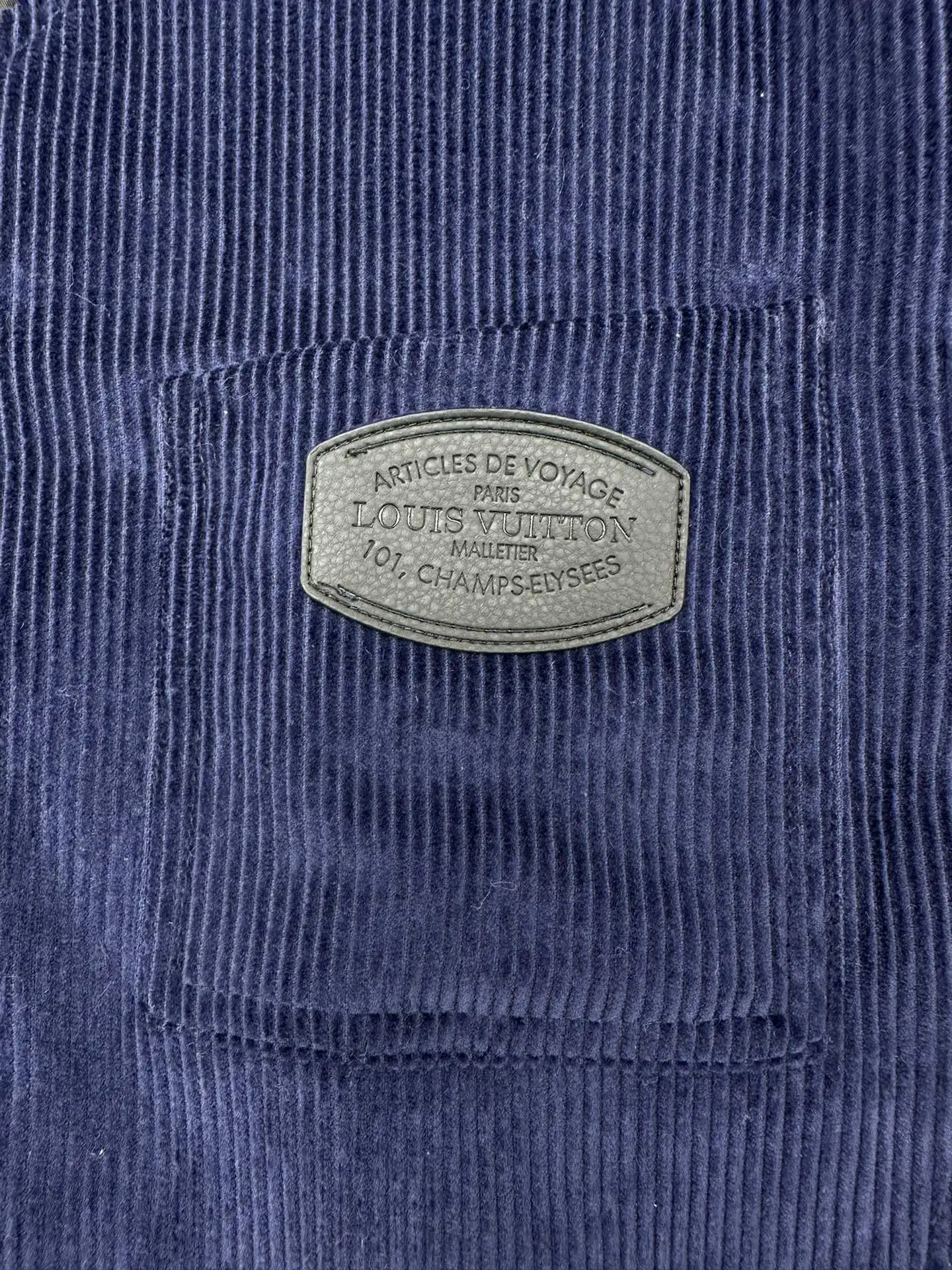 P305 驴家 25ss新款 灯芯绒V领长袖夹克外套 本款长袖外套 胸前口袋处带有品牌字母标识 男款 码数:S.M.L.XL.