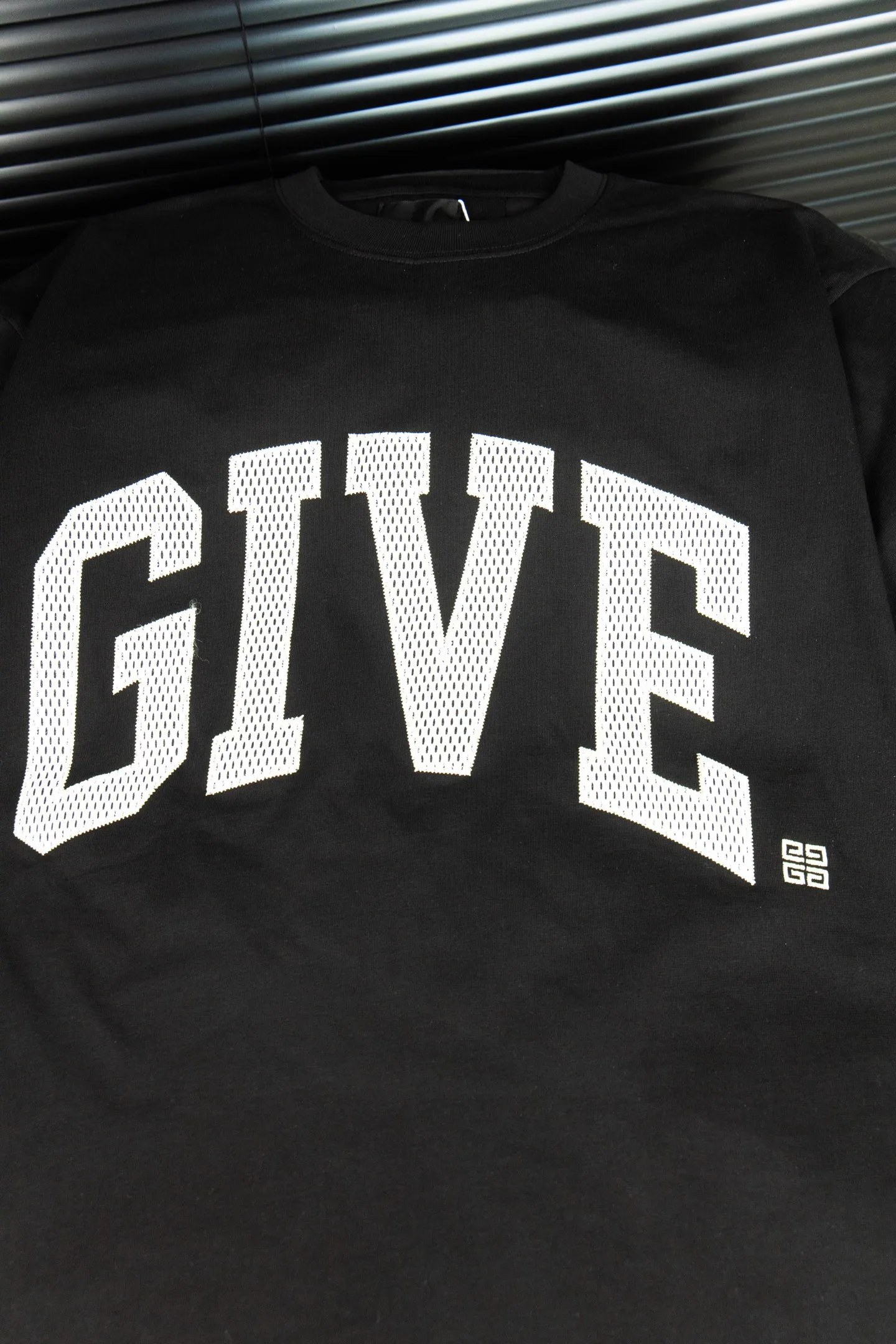 特价🉐️：50 款号：G27 Givenchy纪梵希 新款大字母小孔绣花短袖T恤 - 被称为法国时装界的绅士的Givenchy的风格所在 1952年纪梵希这个品牌在法国正式诞生 它是以其创始人 第一位首席设计师休伯特.德.纪梵希(Hubert de Givenchy)命名的 几十年来这一品牌一直保持着&ldquo;优雅的风格&rdquo; 在时装界几乎成了&ldquo;优雅&rdquo;的代名词 而纪梵希本人在任何场合出现总是一副儒雅气度和爽洁不俗的外形 因而被誉为&ldquo;时装界的绅士&rdquo; 纪梵希先生与赫本女士的一生也称为佳话 纪梵希先生虽然已故 但纪梵希的经典传奇依旧火爆至 - 不管是T桖还是卫衣都是每年的爆款单品 采用进口绣花 每一件都是艺术品 成本极高 经过多次的调试打版图案色差还原度与原版接近百分之99 区别市场垃圾胶印版本 颜色: 黑 尺码:S M L XL