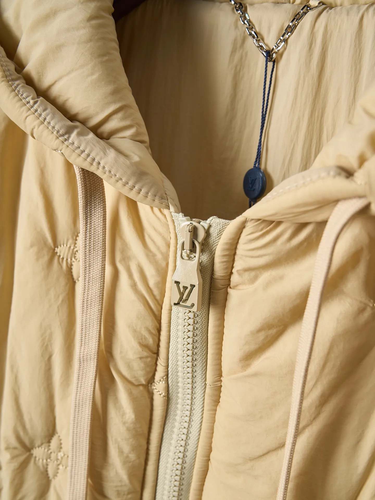 💰300【实物挂拍】LV/路易威登 老花刺绣棉服拉链连帽外套 【现货】46 48 50 52 原27,500购入,纯锦纶梭织面料,聚酯纤维夹棉填充,里布做了贴膜效果,全件对位绗花工艺,进口行棉机定位,增加整体起伏层次质感,将填充物固定,不易跑棉。前后幅全件对花缝纫,绣花间距一致,左右对称,做工非常复杂。门襟、双口袋树脂拉链开模定做,定喷刻字烤漆半喷露白拉链头,抽绳式风帽设计,子弹头吊钟点缀。上身轻便舒适,穿在身上有羽绒服的包裹感保暖防风又潮流。