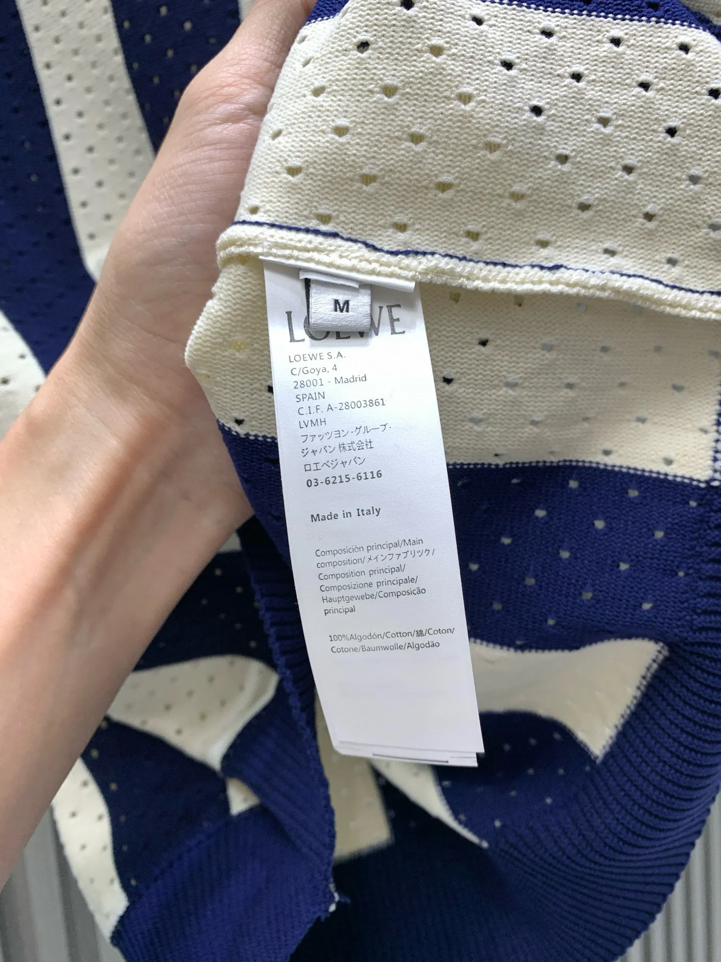 💰105🀄️ LOEWE罗意威 菱形提花设计甄选超细优质纱线 含山羊桑蚕丝翻领针织短袖男士典藏款 「耗时王」圆领奢雅工艺 触肤即高阶 匠心底蕴 菱形镂空提花 耗时数月雕琢的立体菱形提花 经纬间织就建筑美学肌理 光影穿透时显隐交错 举手投足尽展低调奢华 奢材天成山羊绒桑蚕丝 甄选超细优质纱线 融合内蒙古白绒山羊绒的软糯亲肤与桑蚕丝的柔滑垂坠 轻若无物却奢感天成 贴身穿着如云端轻抚 经典型格翻领短袖设计 简约翻领勾勒利落线条 短袖剪裁适配多场景——商务会晤时叠搭西装显儒雅 休闲时光单穿流露绅士品味 典藏款型永不褪色 细节至臻品质见证 精密车工确保接缝平整 骨位加固耐穿不变形 领口螺纹经水洗测试 久穿仍挺括如新 每一处细节皆为「耗时」证言