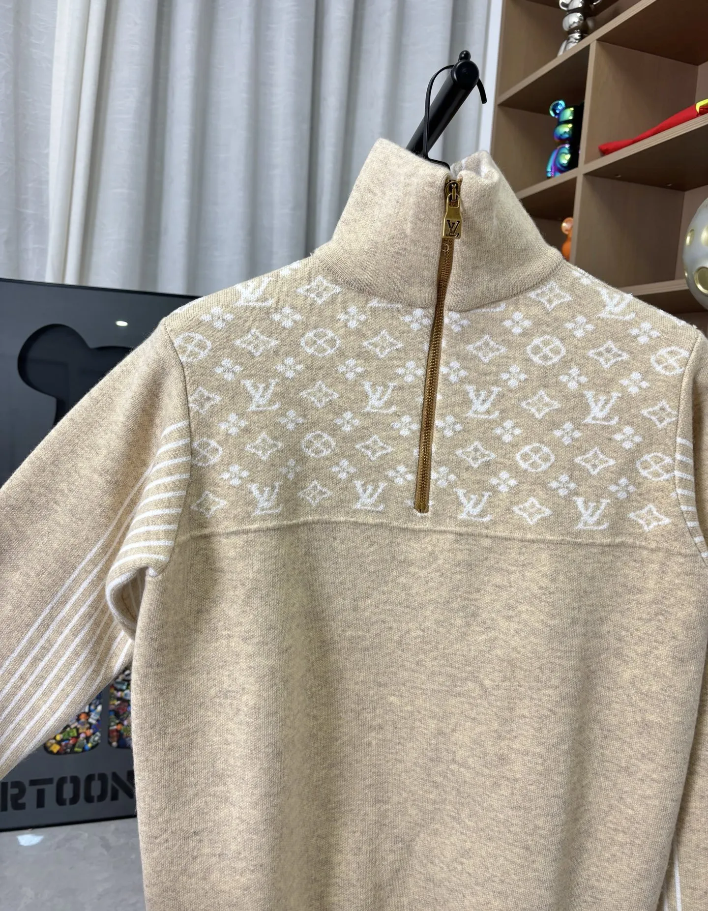 p185💰 款号:DC272# LV路易威登顶级版本SKI系列纯羊毛半开衫套头polo毛衣 顶级版本!新款纯羊毛 全衣高品质德国进口机器制作 三种机器 三种织法 工艺复杂程序繁琐 定制款对色定染纯羊毛高克重高密度超高品质,毛料柔软细腻亲肤,触感软糯丝滑!克重1斤多 颜色:燕麦杏色 尺码:S-M-L-Xl【图9️⃣尺码表】