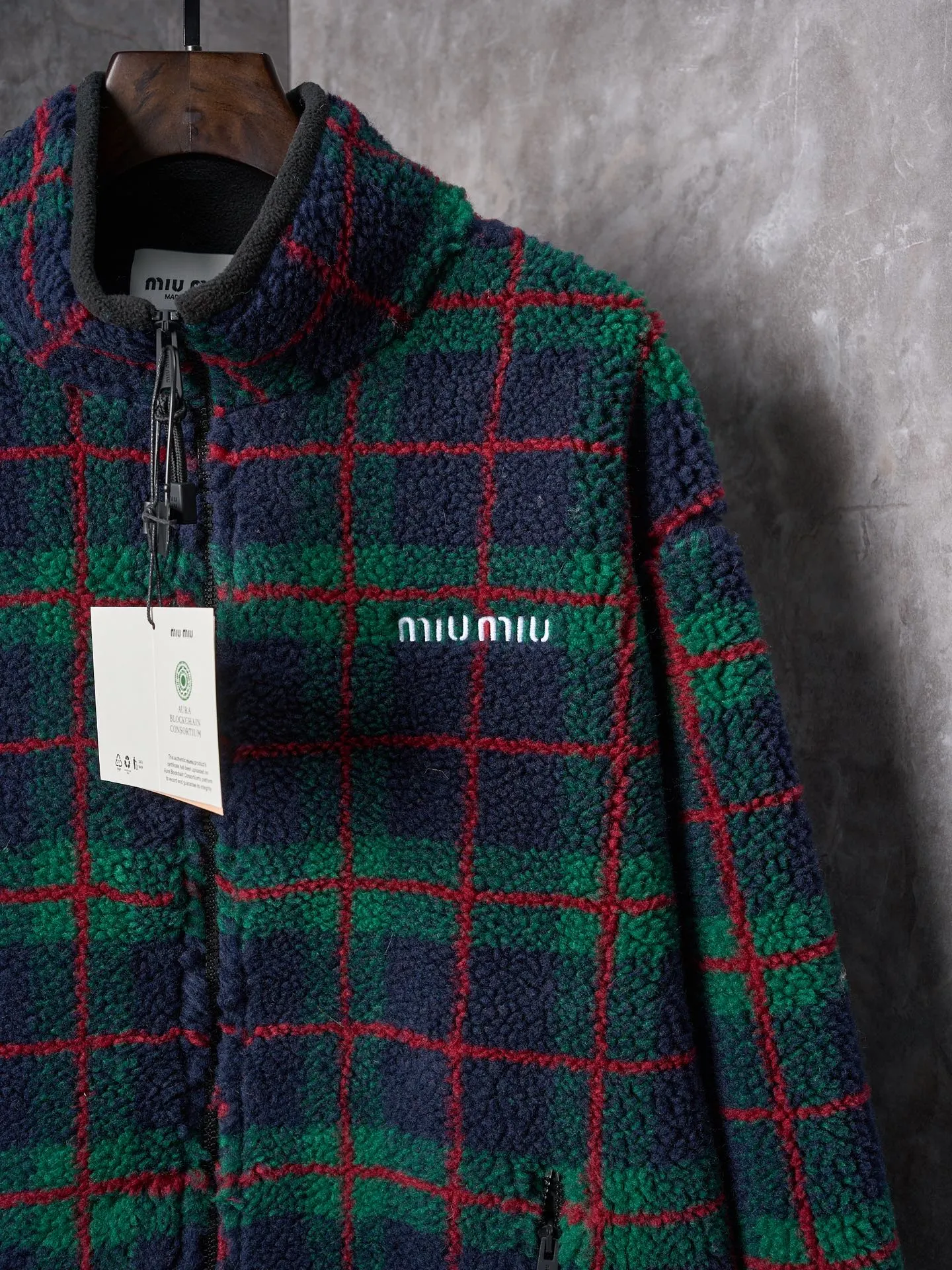 💰260【实物挂拍】MiuMiu/缪缪 羊羔绒格子刺绣拉链外套 【颜色】绿色 灰色 【现货】S M L XL 经典夹克在这款中被重新诠释,加入羊毛以增加厚度和柔软度。经典格纹图案汲取男装风格灵感,重新诠释运动女性气质的风格密码。 Oversize版型. 无衬里长袖立领.正面拉链开合 侧袋.双头钩针底边.刺绣徽标 采用80%羊毛,20%棉。该款面料原版定织定染,100%还原。内衬口袋布采用100%尼龙料, 后领位置搭配100%羊毛泰迪绒。 拉链采用尼龙与胶牙材料结合,拉牙采用欧款胶牙。下摆搭配原版刻字弹力扣。 刺绣采用3D立体刺绣工艺,刺绣logo饱满立体。呈现出高端视觉效果。