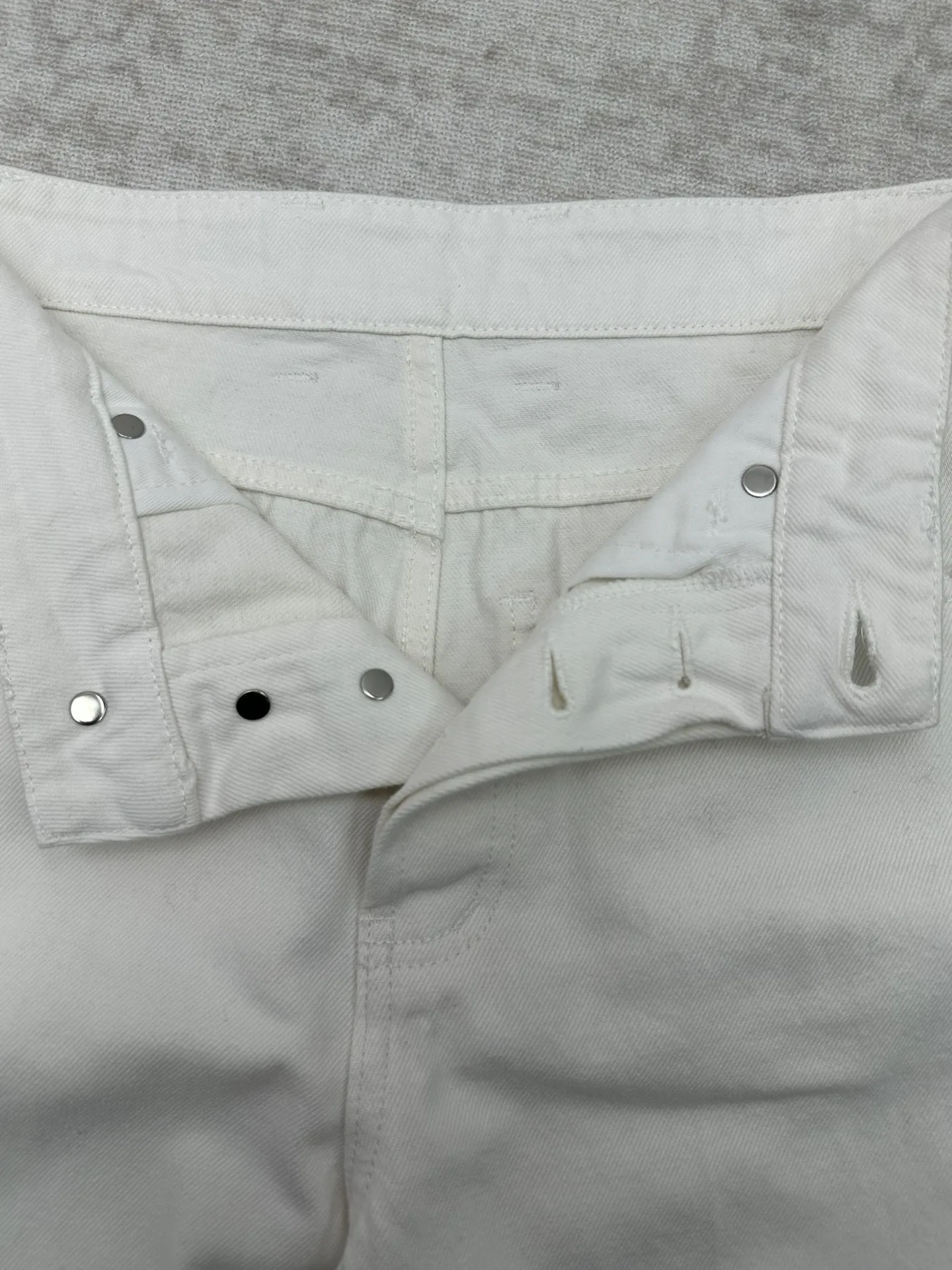 P205 赛琳 25ss新款BOYFRIEND 001牛仔裤100%棉经典版型中腰直筒裤腿正面口袋设有5枚口袋饰钉 腰部背面设有CELINE PARIS TRIOMPHE贴饰 镌刻CELINE JEANS字样的纽扣 码数：S.M.L.