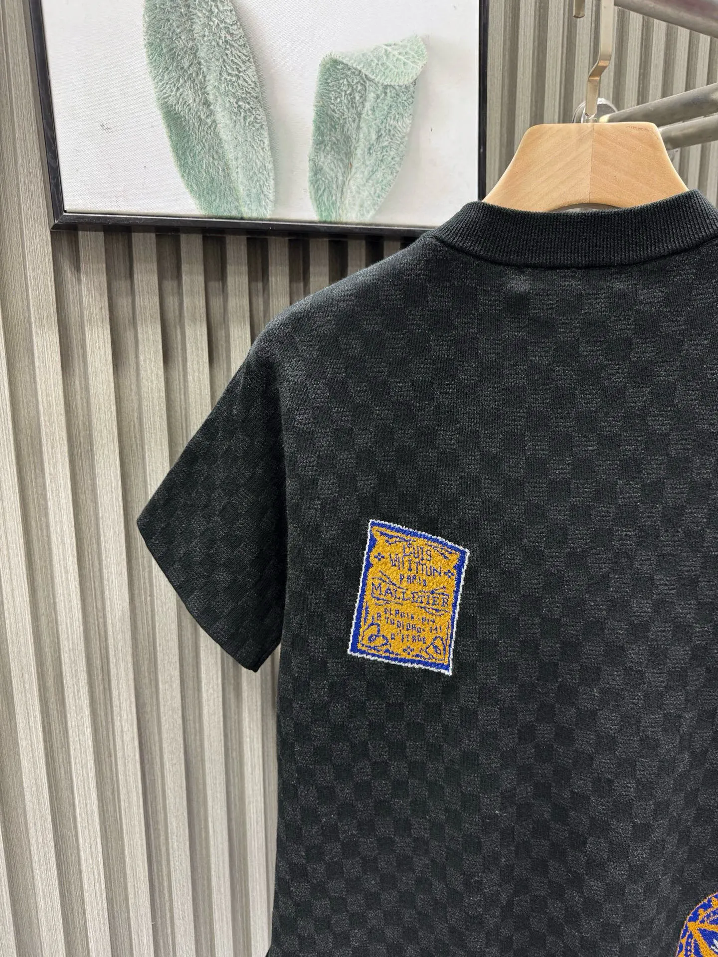 💰200🀄️ Louis Vuitton路易威登 LOUIS VUITTON 棋盘格标签针织短袖 采用定制棉质加光丝面料匠心制作 Damier提花嵌花织纹 德国进口挂毛机织片而成 织线原衣对色 环保固色定染 提花面料要求纱支精细衣身运用进口16针织令士提方格织法完美跟提花工艺每件耗时要150分钟 图案采取双面挂毛工艺 精细做工 肌理纹路清晰 极细织线由环保纤维打造 缝合采用的是16针盘 每个收口还要手工挑 缝线都要松紧一致要平顺 出品大身前后左右整齐对位理衣身面料具有软糯垂坠触感 面料舒适柔软 亲肤透气 富有弹性 全衣以棋盘格底纹 胸前品牌字母刺绣 配蓝色徽章设计感十足 和袖子均有品牌 细节做工精致 整体走线平直细腻 面料舒适柔软 颜色一致无色差 能与同款搭配营造时尚造型 三标齐全 男女同款