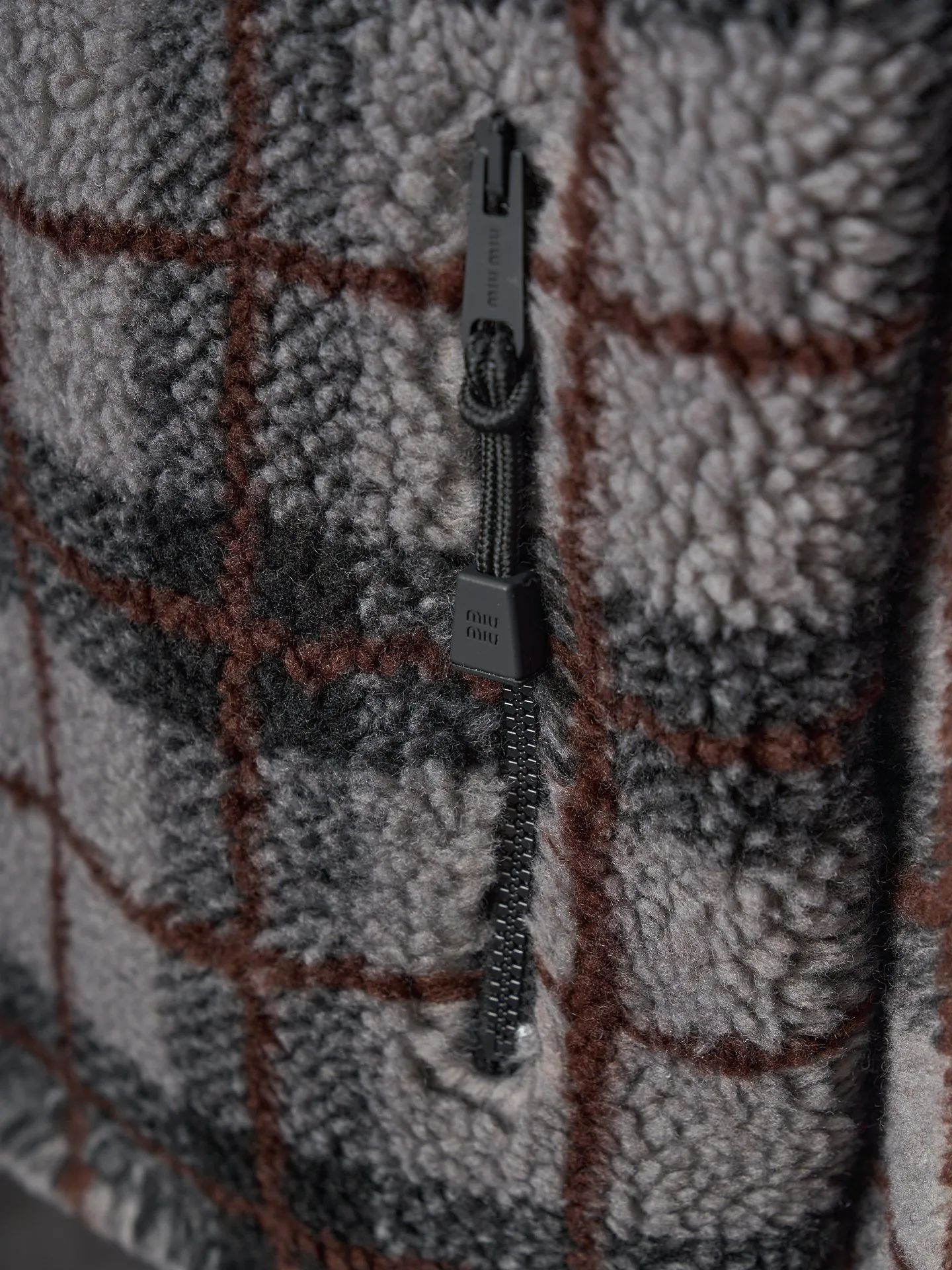 💰260【实物挂拍】MiuMiu/缪缪 羊羔绒格子刺绣拉链外套 【颜色】绿色 灰色 【现货】S M L XL 经典夹克在这款中被重新诠释,加入羊毛以增加厚度和柔软度。经典格纹图案汲取男装风格灵感,重新诠释运动女性气质的风格密码。 Oversize版型. 无衬里长袖立领.正面拉链开合 侧袋.双头钩针底边.刺绣徽标 采用80%羊毛,20%棉。该款面料原版定织定染,100%还原。内衬口袋布采用100%尼龙料, 后领位置搭配100%羊毛泰迪绒。 拉链采用尼龙与胶牙材料结合,拉牙采用欧款胶牙。下摆搭配原版刻字弹力扣。 刺绣采用3D立体刺绣工艺,刺绣logo饱满立体。呈现出高端视觉效果。