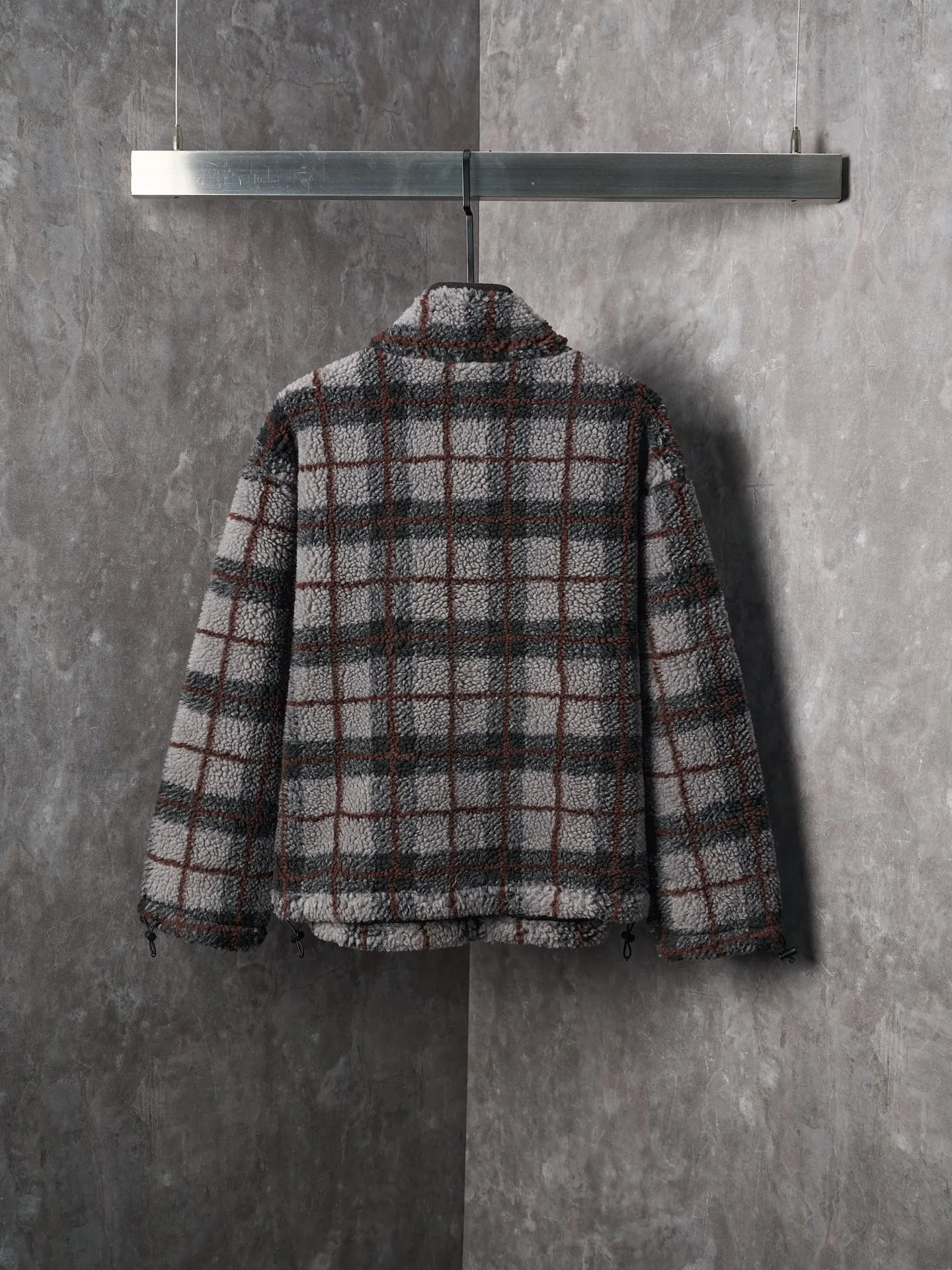 💰260【实物挂拍】MiuMiu/缪缪 羊羔绒格子刺绣拉链外套 【颜色】绿色 灰色 【现货】S M L XL 经典夹克在这款中被重新诠释，加入羊毛以增加厚度和柔软度。经典格纹图案汲取男装风格灵感，重新诠释运动女性气质的风格密码。 Oversize版型. 无衬里长袖立领.正面拉链开合 侧袋.双头钩针底边.刺绣徽标 采用80%羊毛，20%棉。该款面料原版定织定染，100%还原。内衬口袋布采用100%尼龙料， 后领位置搭配100%羊毛泰迪绒。 拉链采用尼龙与胶牙材料结合，拉牙采用欧款胶牙。下摆搭配原版刻字弹力扣。 刺绣采用3D立体刺绣工艺，刺绣logo饱满立体。呈现出高端视觉效果。