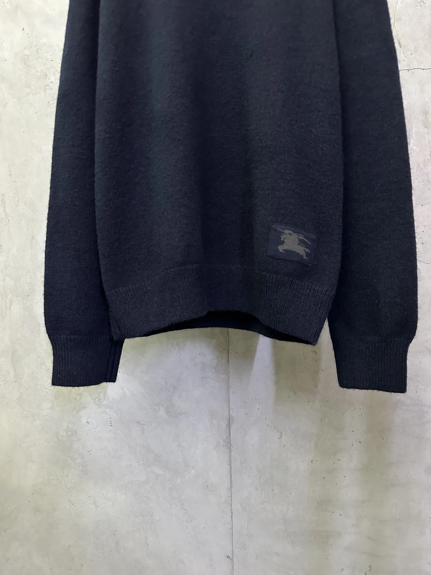 💰200 BURBERRY巴宝莉 26SS 纯色圆领羊绒针织衫 面料:采用定染18支双股羊毛混纺毛料 建议干洗(本产品为毛料织造而成不易机洗)定制五金 螺纹 辅料 对版对位 男女同款 -Color: 宝蓝色 -Size: S M L XL