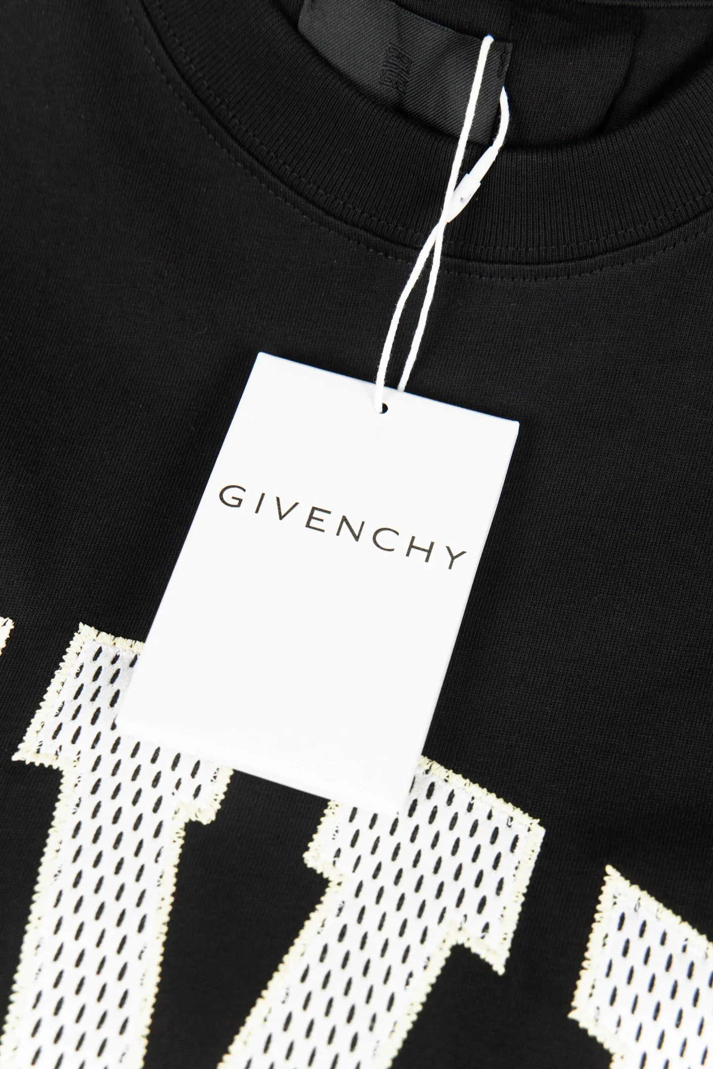 特价🉐️:50 款号:G27 Givenchy纪梵希 新款大字母小孔绣花短袖T恤 - 被称为法国时装界的绅士的Givenchy的风格所在 1952年纪梵希这个品牌在法国正式诞生 它是以其创始人 第一位首席设计师休伯特.德.纪梵希(Hubert de Givenchy)命名的 几十年来这一品牌一直保持着“优雅的风格” 在时装界几乎成了“优雅”的代名词 而纪梵希本人在任何场合出现总是一副儒雅气度和爽洁不俗的外形 因而被誉为“时装界的绅士” 纪梵希先生与赫本女士的一生也称为佳话 纪梵希先生虽然已故 但纪梵希的经典传奇依旧火爆至 - 不管是T桖还是卫衣都是每年的爆款单品 采用进口绣花 每一件都是艺术品 成本极高 经过多次的调试打版图案色差还原度与原版接近百分之99 区别市场垃圾胶印版本 颜色: 黑 尺码:S M L XL