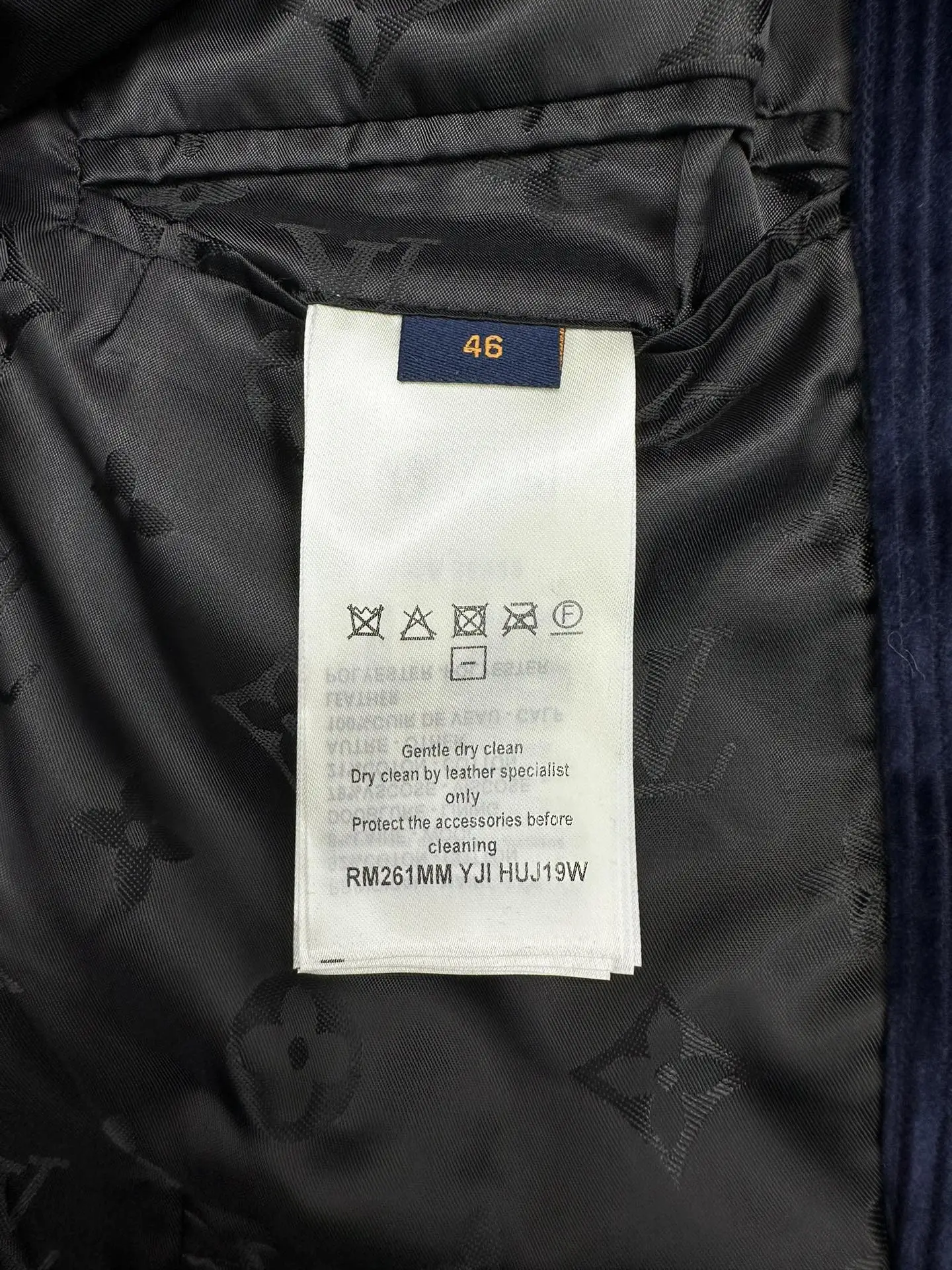 P305 驴家 25ss新款 灯芯绒V领长袖夹克外套 本款长袖外套 胸前口袋处带有品牌字母标识 男款 码数：S.M.L.XL.